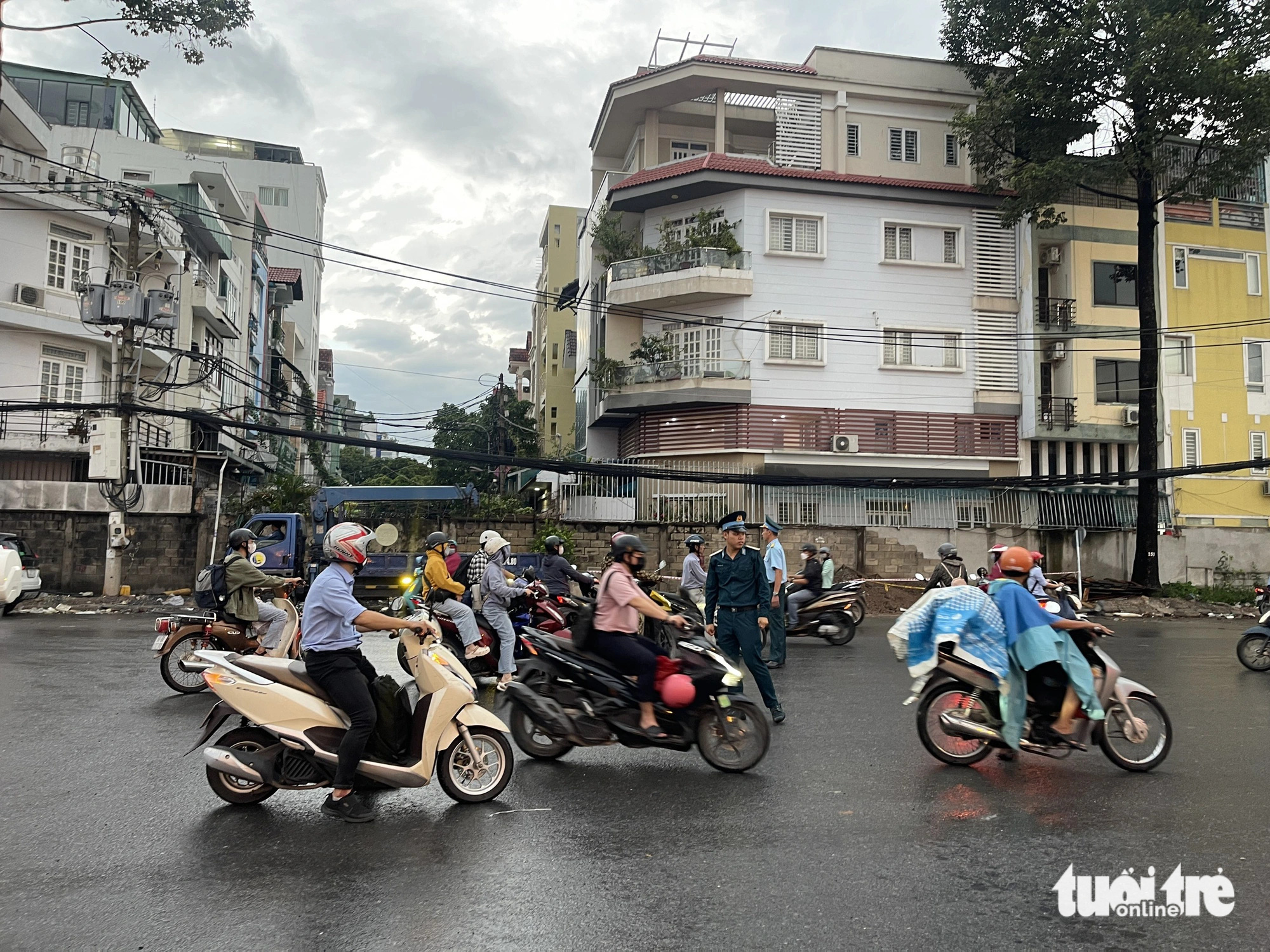 Thông hầm chui Trần Quốc Hoàn nhưng chưa cho đi đường nối, xe cộ dồn cục- Ảnh 4.