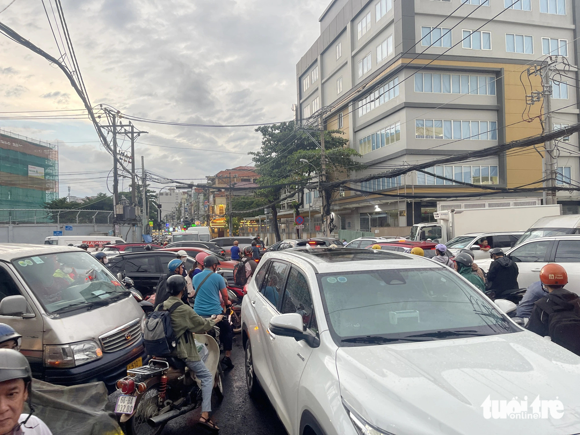 Xe máy, ô tô chen chúc nhau - Ảnh: LÊ PHAN