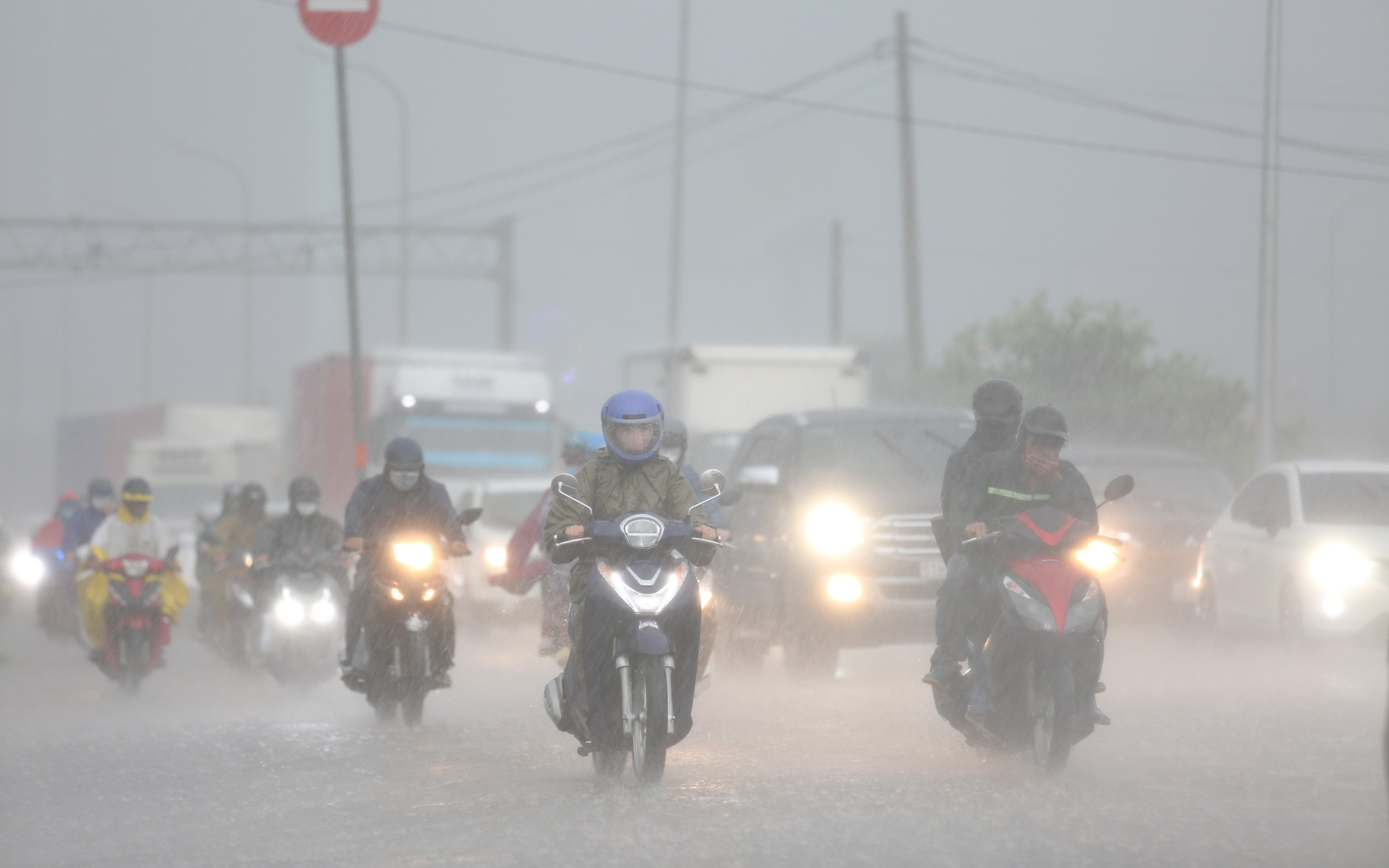 Hà Nội mưa to giờ tan tầm, nhiều tuyến đường ngập cục bộ - Ảnh 8. Thời tiết hôm nay 13-8: Bắc Bộ vẫn mưa to, Nam Bộ mưa tăng thêm