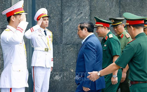 Cụm Di tích lịch sử - văn hóa Ba Đình mãi là nơi 'tìm về cội nguồn' của mỗi người dân đất Việt- Ảnh 8. Thủ tướng kiểm tra công tác tu bổ Lăng Chủ tịch Hồ Chí Minh năm 2024