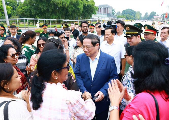 Thủ tướng Phạm Minh Chính gặp gỡ du khách quốc tế đến viếng Chủ tịch Hồ Chí Minh - Ảnh: TTXVN