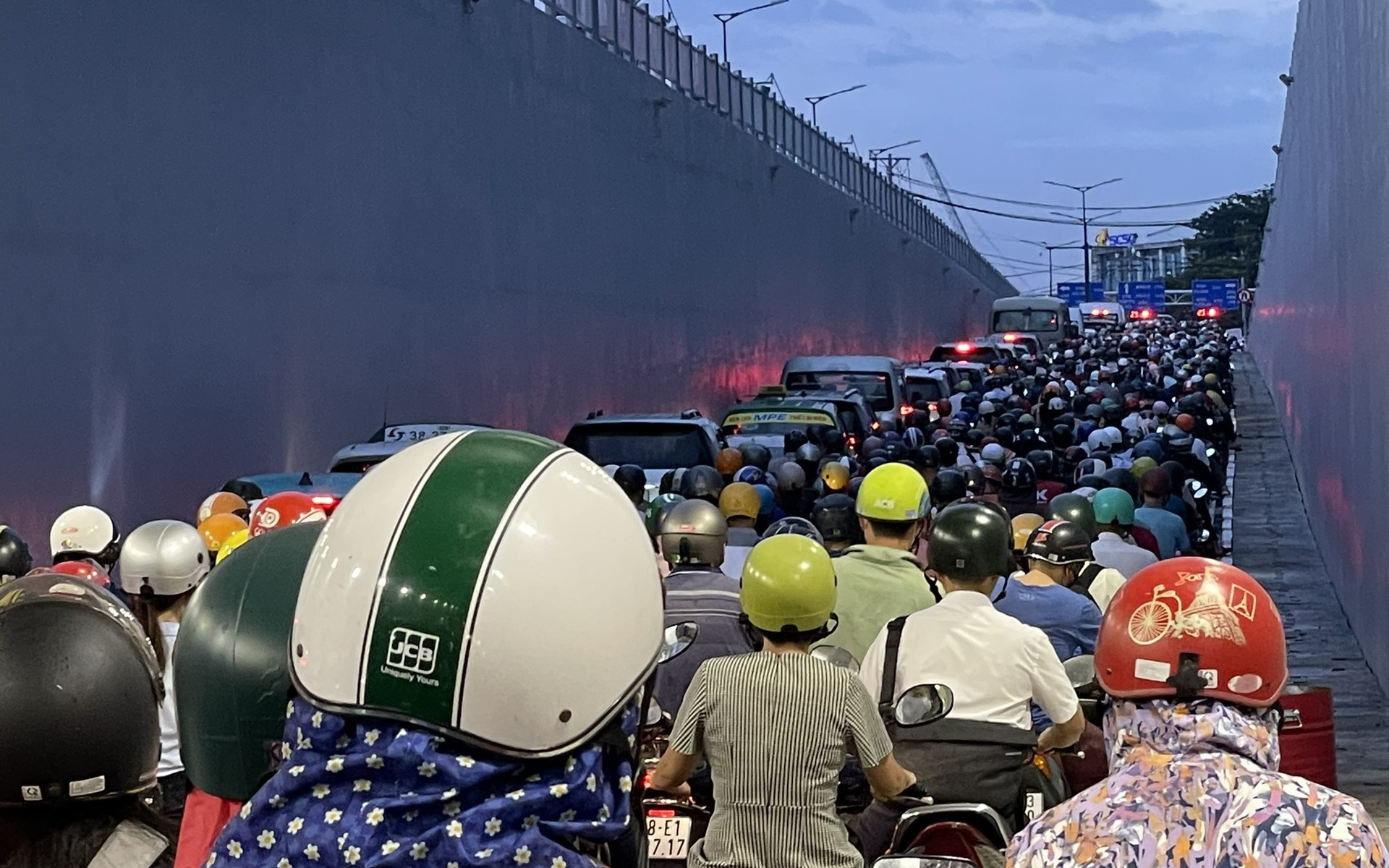 Lưu thông qua hầm chui Trần Quốc Hoàn: Sẽ lắp biển báo từ xa, hướng dẫn kỹ lộ trình cho người dân- Ảnh 4. Thông hầm chui Trần Quốc Hoàn nhưng chưa cho đi đường nối, xe cộ dồn cục