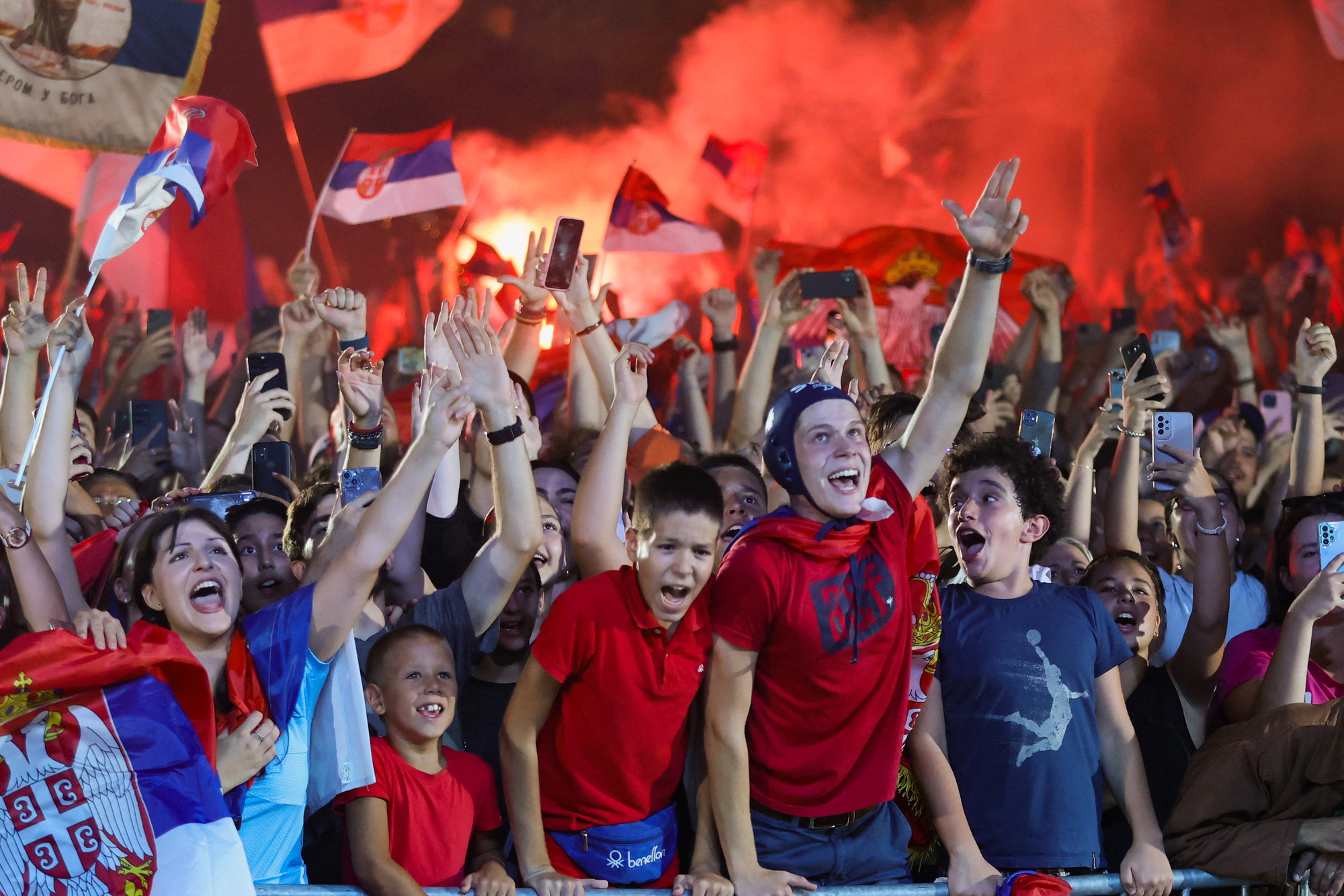 Người dân Serbia cuồng nhiệt chào đón những người hùng Olympic 2024 của họ trở về - Ảnh: REUTERS