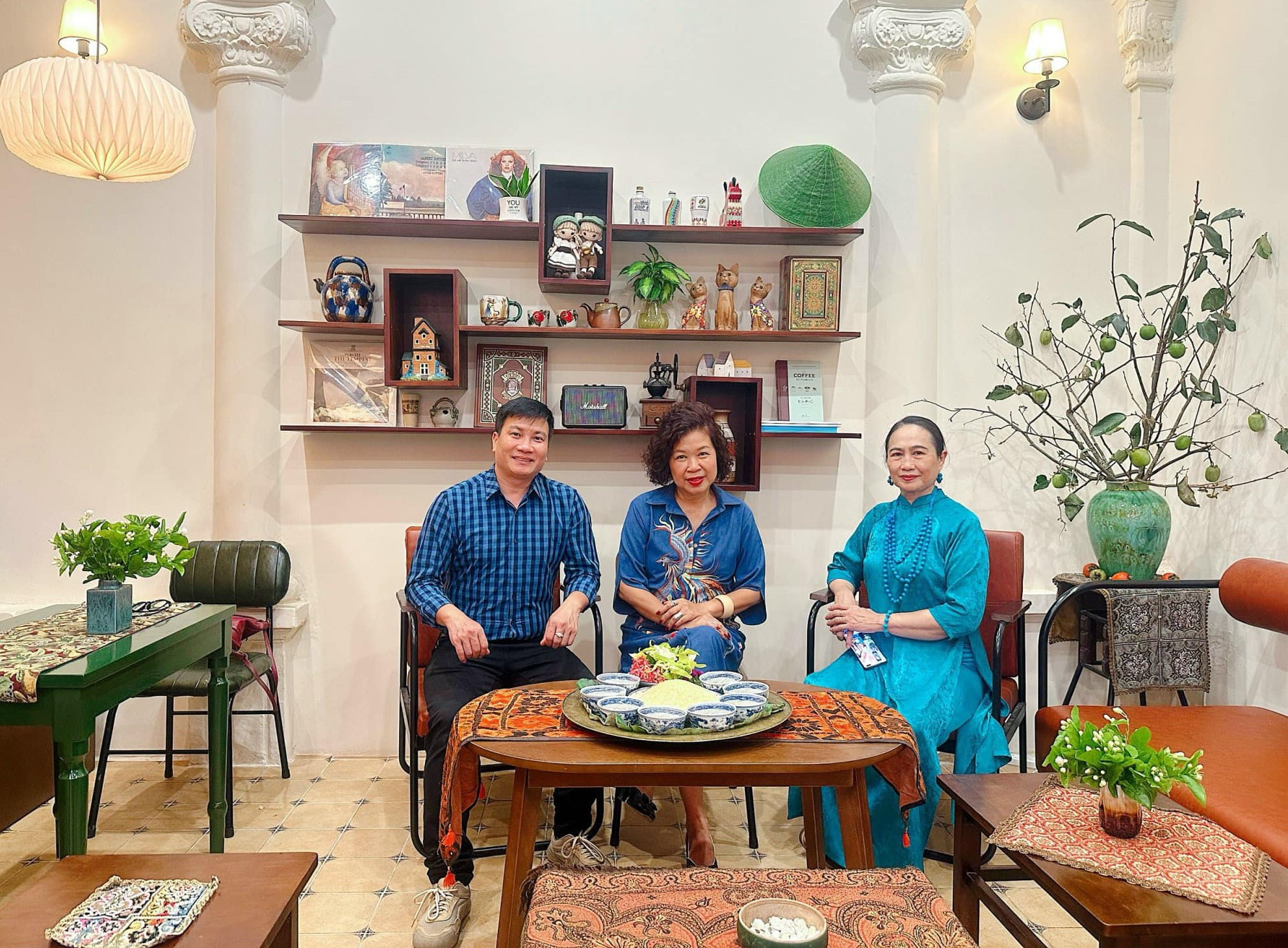 बाएं से दाएं: विशेषज्ञ गुयेन फुओंग हाई, पत्रकार विन्ह क्वेन, लेखक तुयेट नुंग Xôi vò chè đường gọi mùa Vu lan về- Ảnh 5.