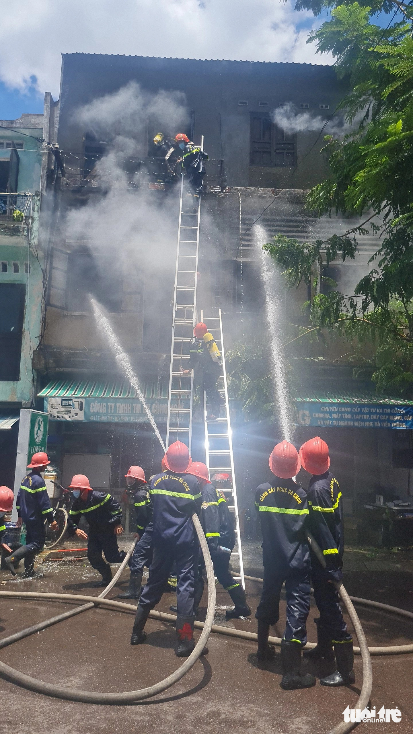 Cháy lớn giữa trung tâm Quy Nhơn, khói liên tục bốc lên nghi ngút- Ảnh 4.