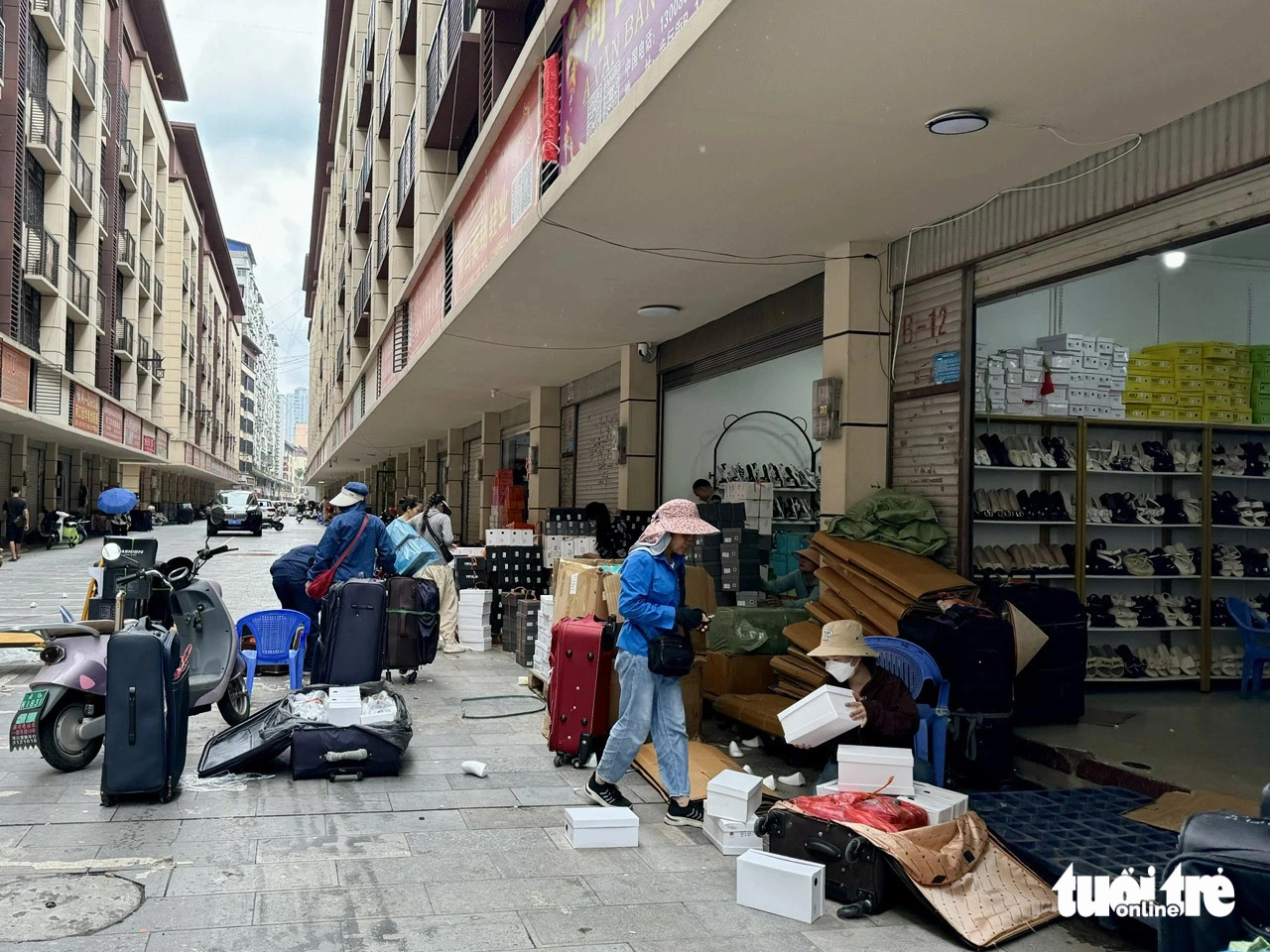 Nghề "cửu vạn", kéo thuê vali hàng Trung Quốc qua cửa khẩu để lấy thù lao khoảng 100.000 đồng/lần, có thể dần biến mất do quy định siết chặt, lẫn xu hướng hàng hóa được đẩy thẳng lên sàn thương mại điện tử - Ảnh: BÔNG MAI