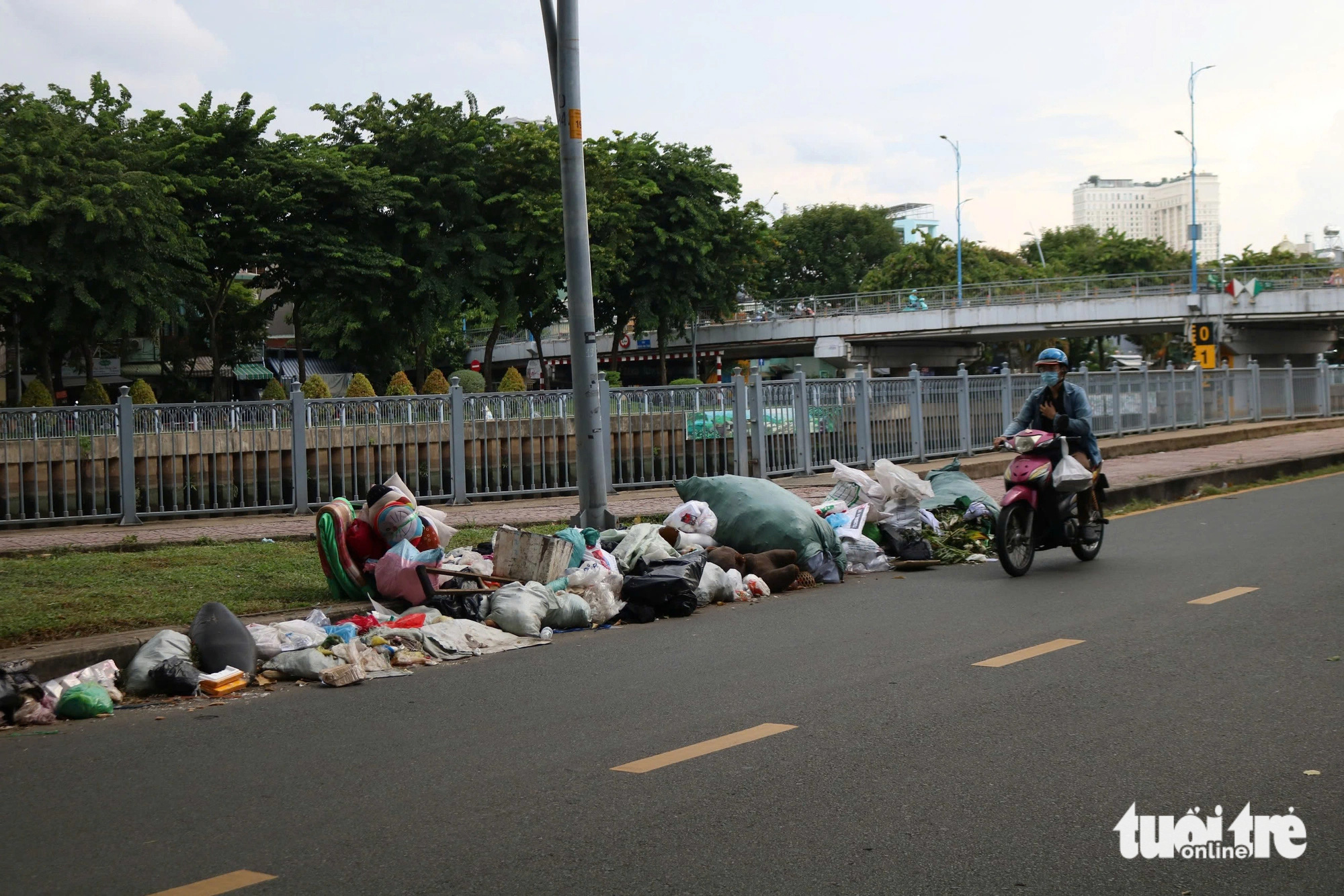 Những túi ni lông, bao tải lớn, gối, nệm, quần áo tấp đống thành một hàng dọc trên tuyến đường Trường Sa (phường 3, quận Bình Thạnh) đến chung cư Miếu Nổi 18 tầng - Ảnh: KSOR QUÝ