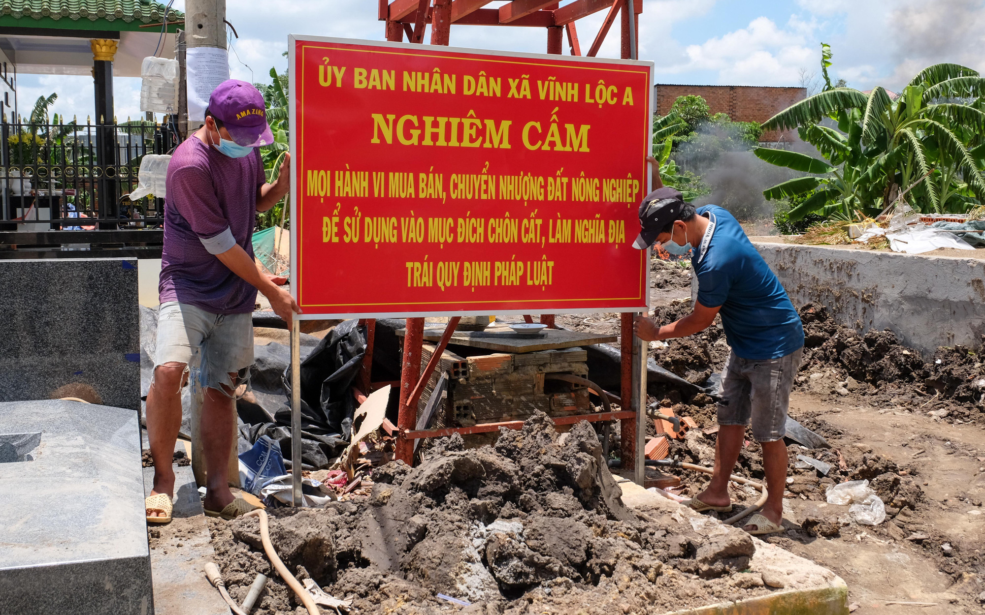 Cả trăm ngôi mộ tự phát ở Bình Chánh: Yêu cầu khắc phục, quản chặt chẽ- Ảnh 2. Cả trăm khu mộ tự phát ở Vĩnh Lộc A, Bình Chánh: Xã cắm biển cấm chôn cất