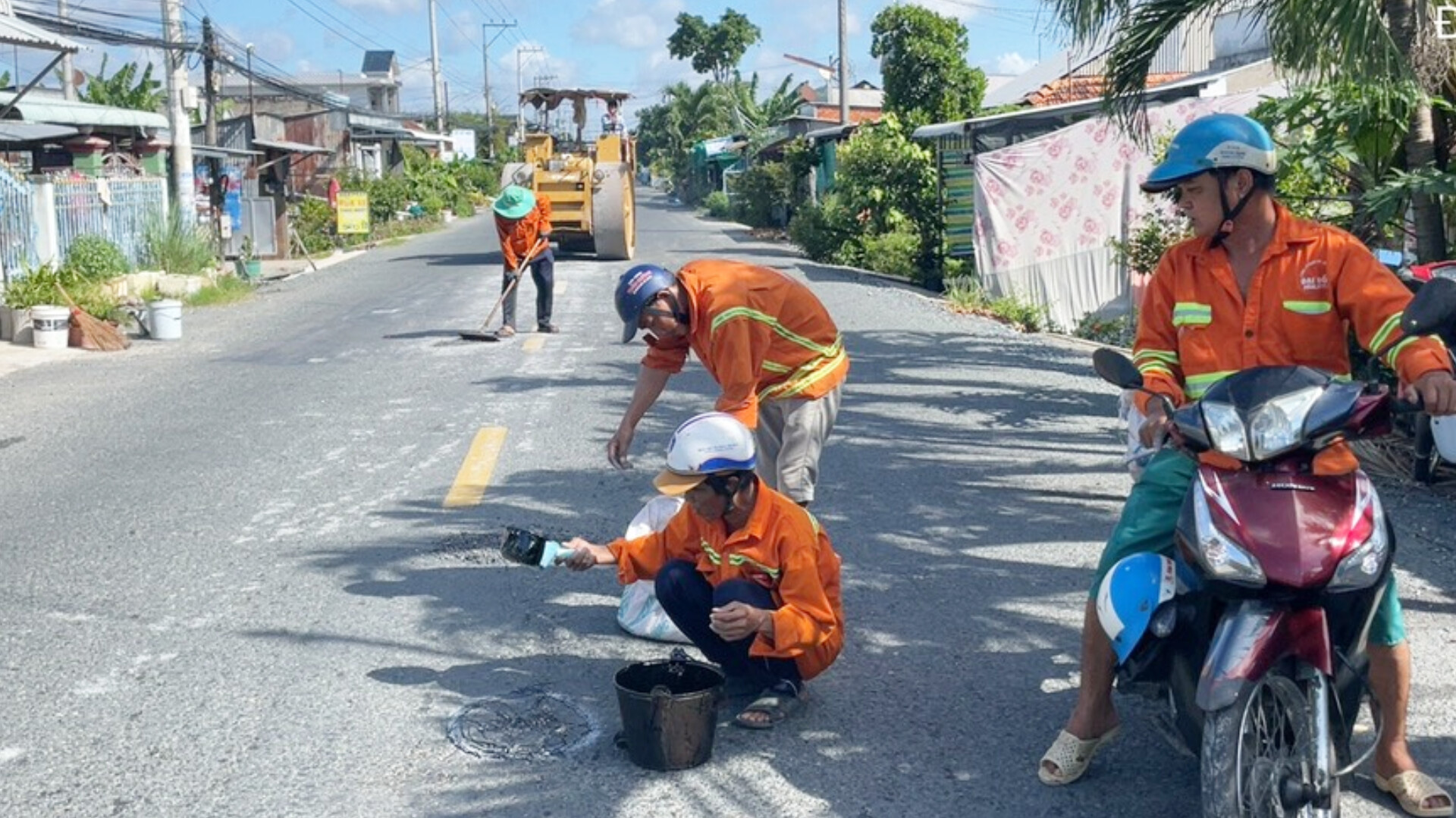 Công nhân sửa chữa lại hư hỏng vào ngày 13-8 - Ảnh: CHÍ HẠNH