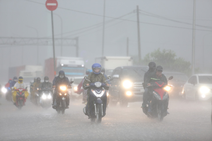 Hôm nay thời tiết Nam Bộ ngày nắng gián đoạn, trưa về chiều tối mưa tăng, có nơi mưa vừa - Ảnh: PHƯƠNG QUYÊN