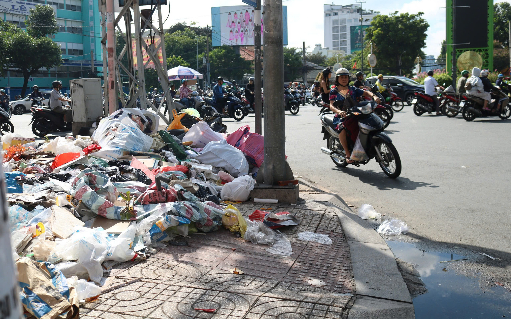 Gần 20 năm sống cạnh con rạch đen ngòm, hôi thối - Ảnh 5.