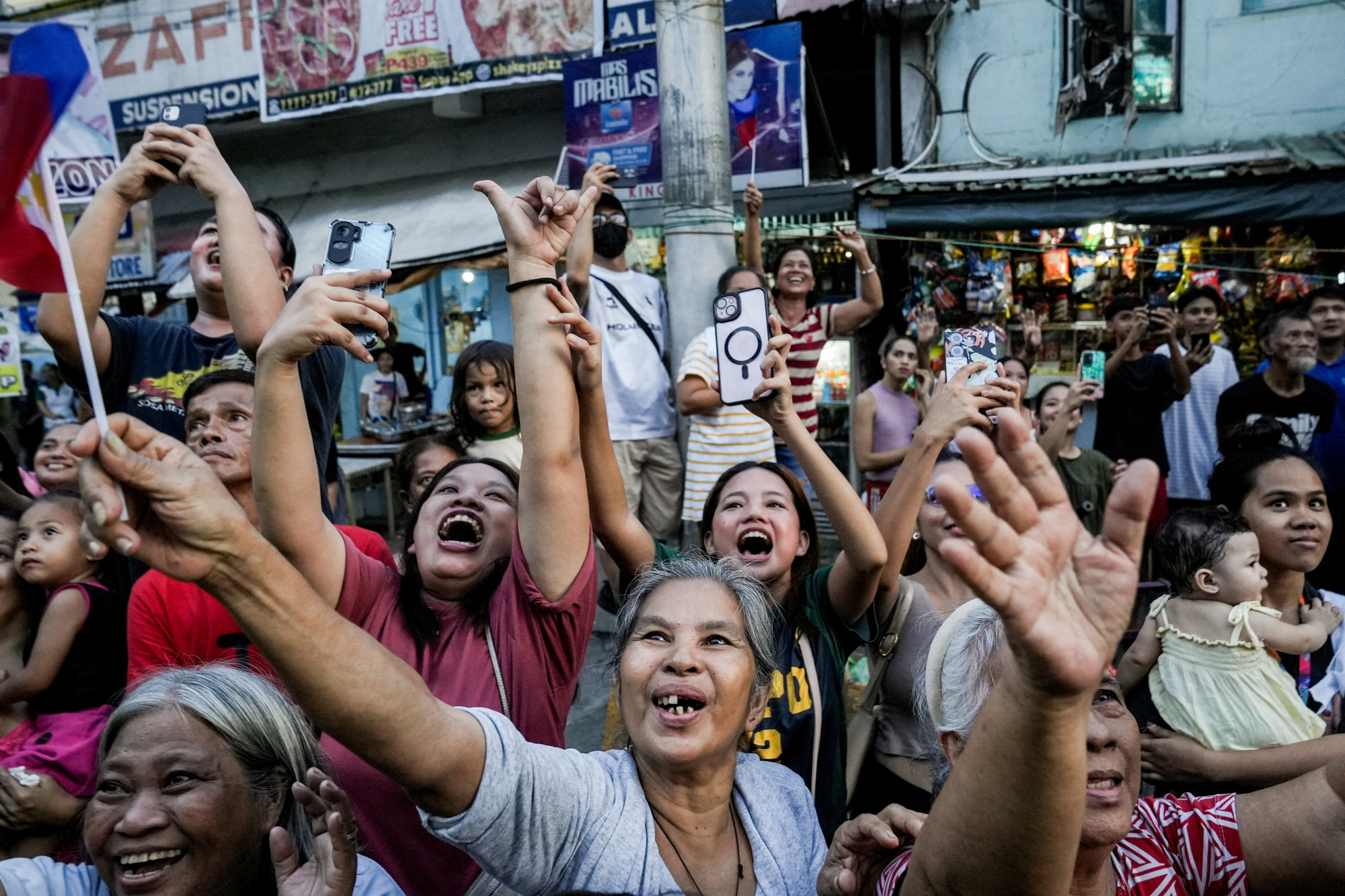 Được biết đã có hơn 1.000 người tham gia vào cuộc diễu hành này - Ảnh: REUTERS