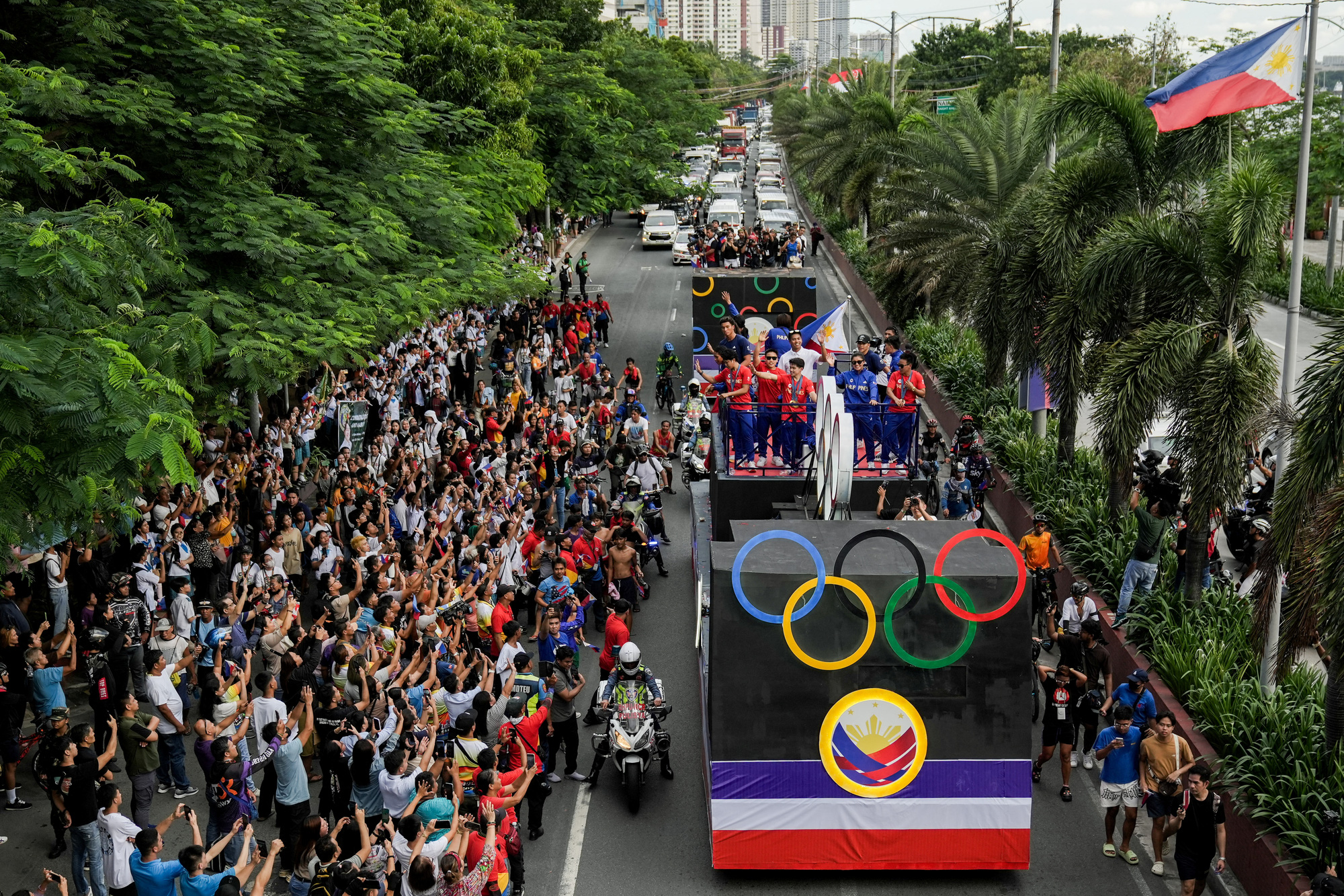 Biển người đồ ra đường để chào đón Carlos Yulo và các VĐV Philippines - Ảnh: REUTERS