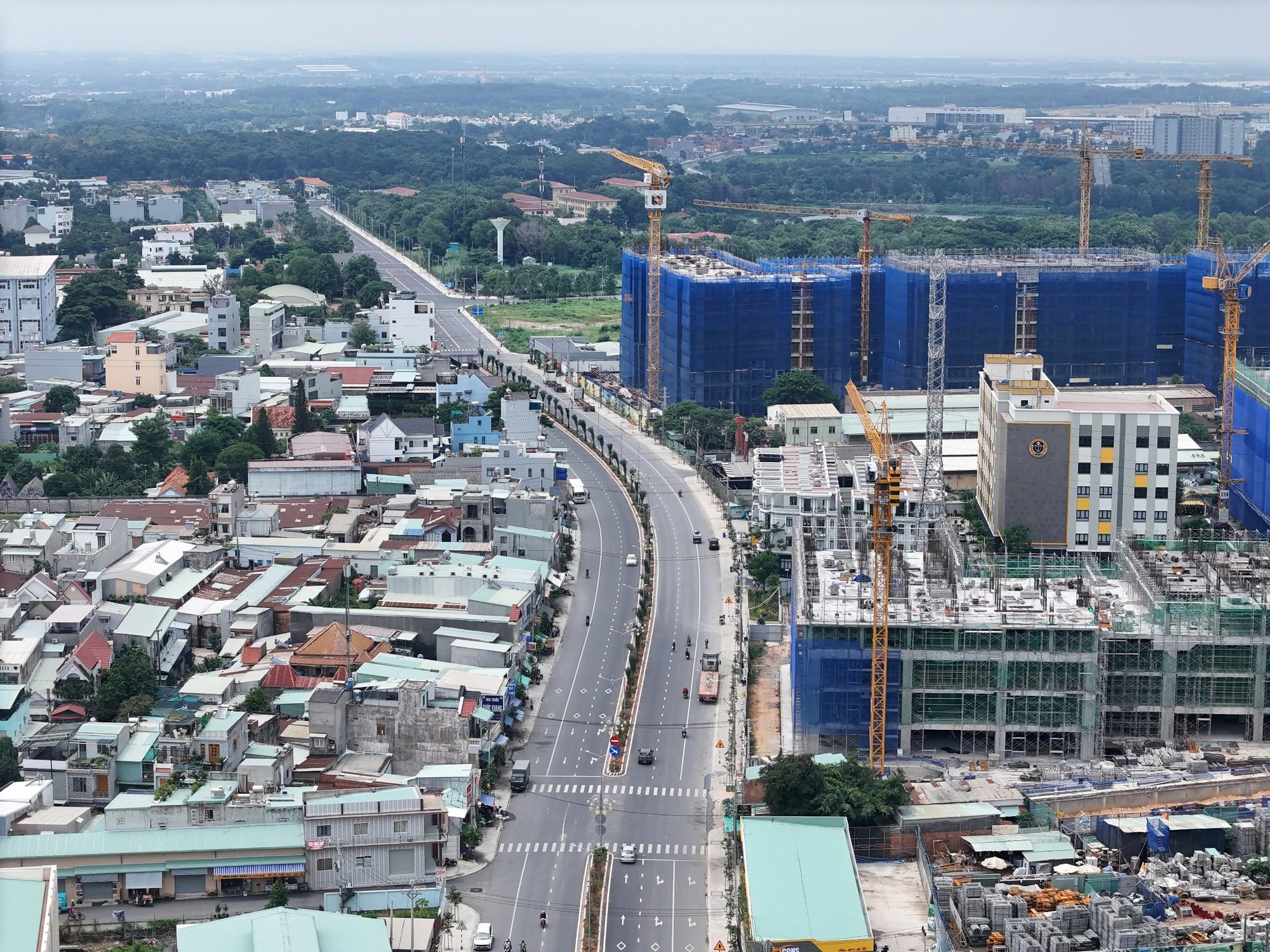 Đường trục chính Đông Tây (còn gọi là đường Thống Nhất) qua thành phố Dĩ An, nối từ quốc lộ 1K đến cổng bến xe Miền Đông mới trên xa lộ Hà Nội được khánh thành - Ảnh: CHÂU TUẤN