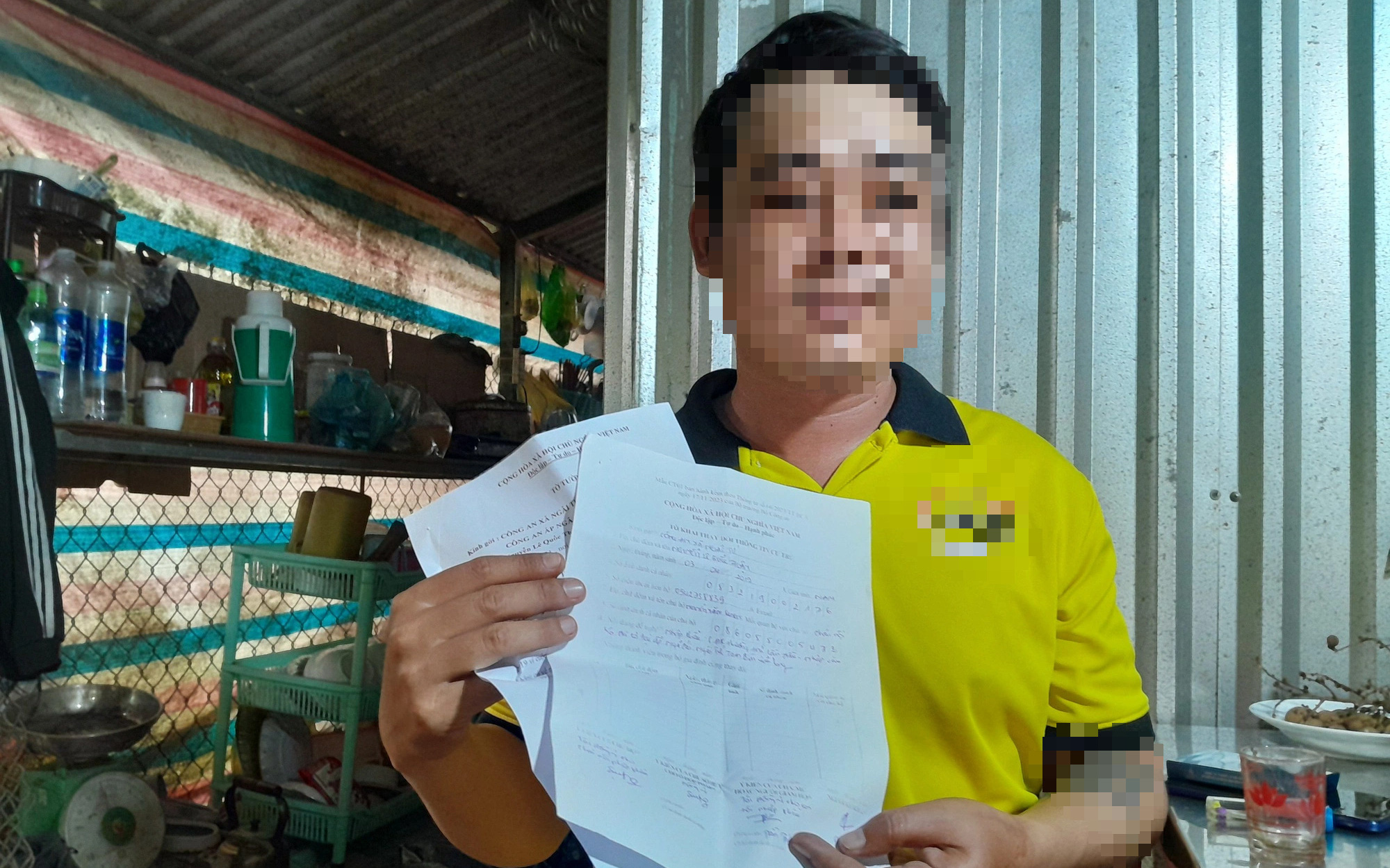 Trầy trật xác nhận cư trú cho con đi học: Phải chuyển chỗ ở sang Bến Tre để con kịp tựu trường- Ảnh 2. Bị tố không xác nhận cư trú cho trẻ đi học, trưởng ấp nói gì?