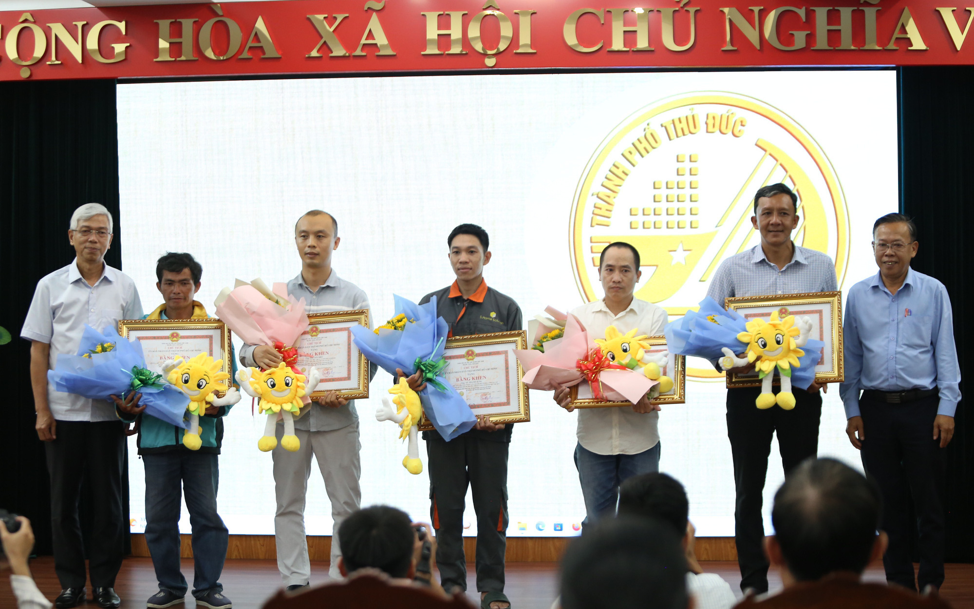 Khen thưởng đột xuất tập thể, cá nhân nhanh chóng dập tắt đám cháy ở cây xăng - Ảnh 2.