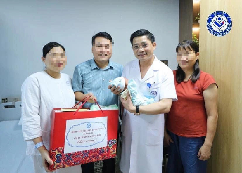 Một phụ nữ 41 tuổi sinh mổ lần thứ 7 an toàn- Ảnh 1. Ông Nguyễn Duy Ánh (thứ 2 từ phải) tặng quà chúc mừng gia đình sản phụ H. (bìa trái ảnh) ở ngày thứ 5 sau ca mổ hy hữu - Ảnh: BVCC