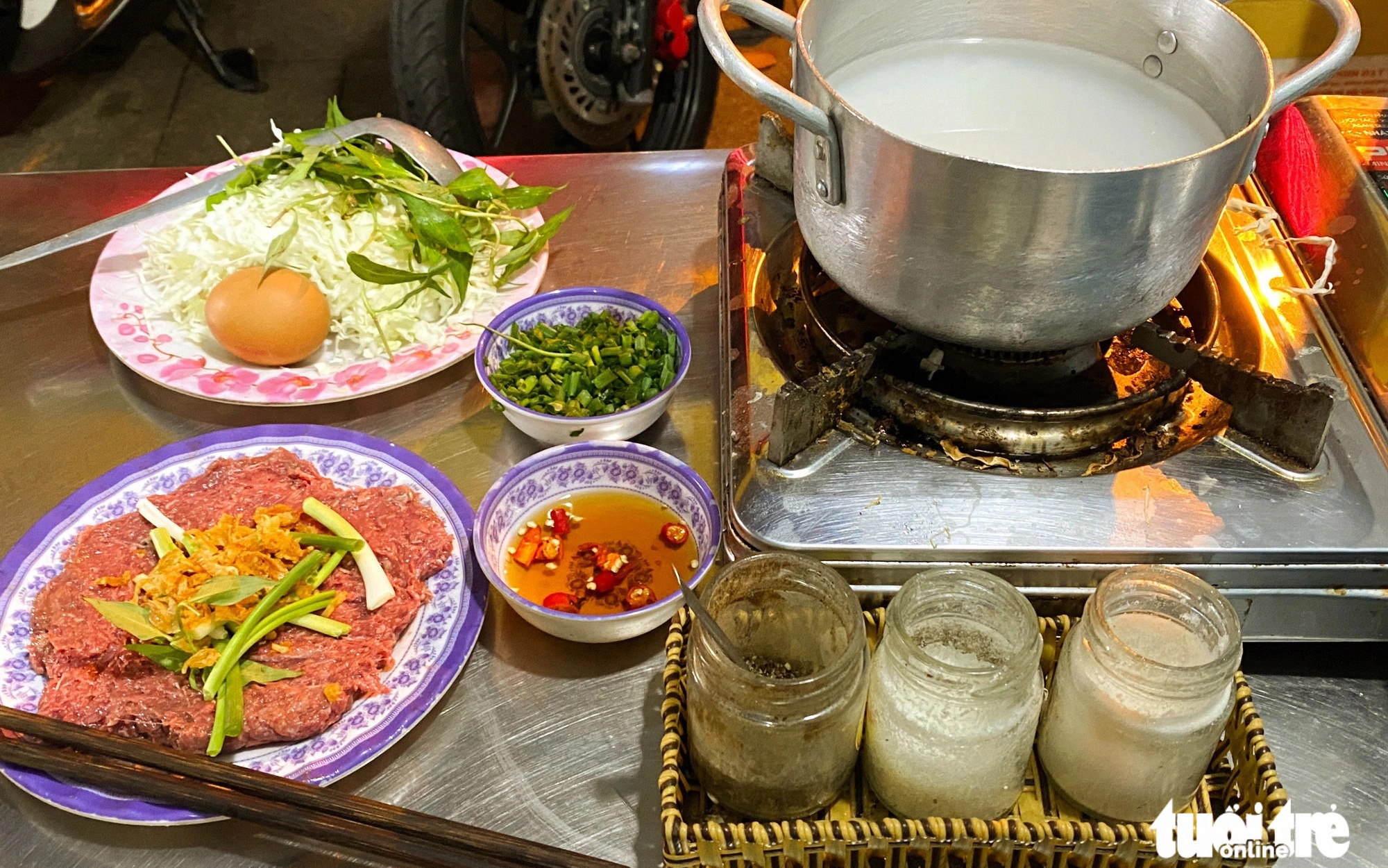 Rổ bánh giò 'tri túc' của bà Phương - Ảnh 2.