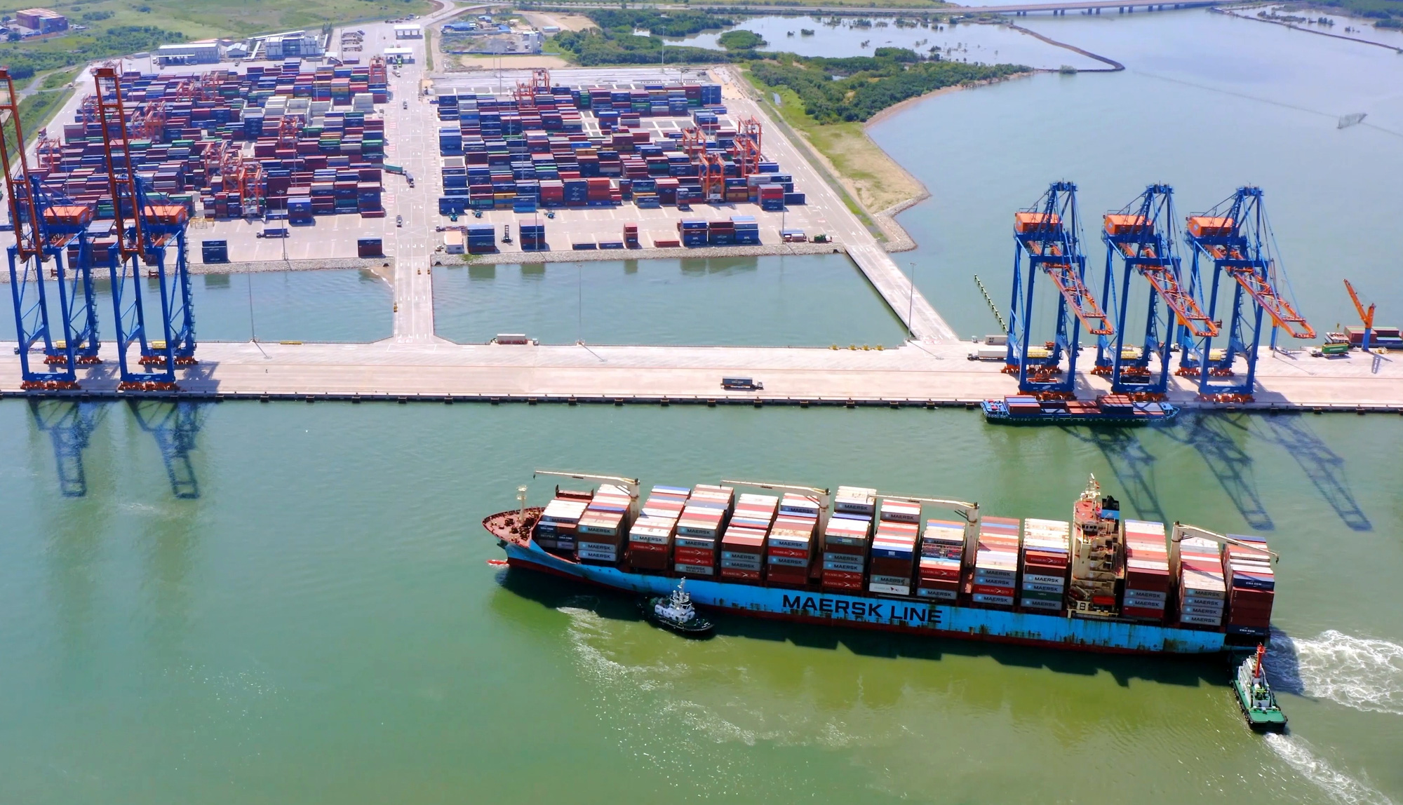 Tàu container siêu lớn vào cảng cửa ngõ Cái Mép - Thị Vải, thị xã Phú Mỹ- Ảnh: ĐÔNG HÀ