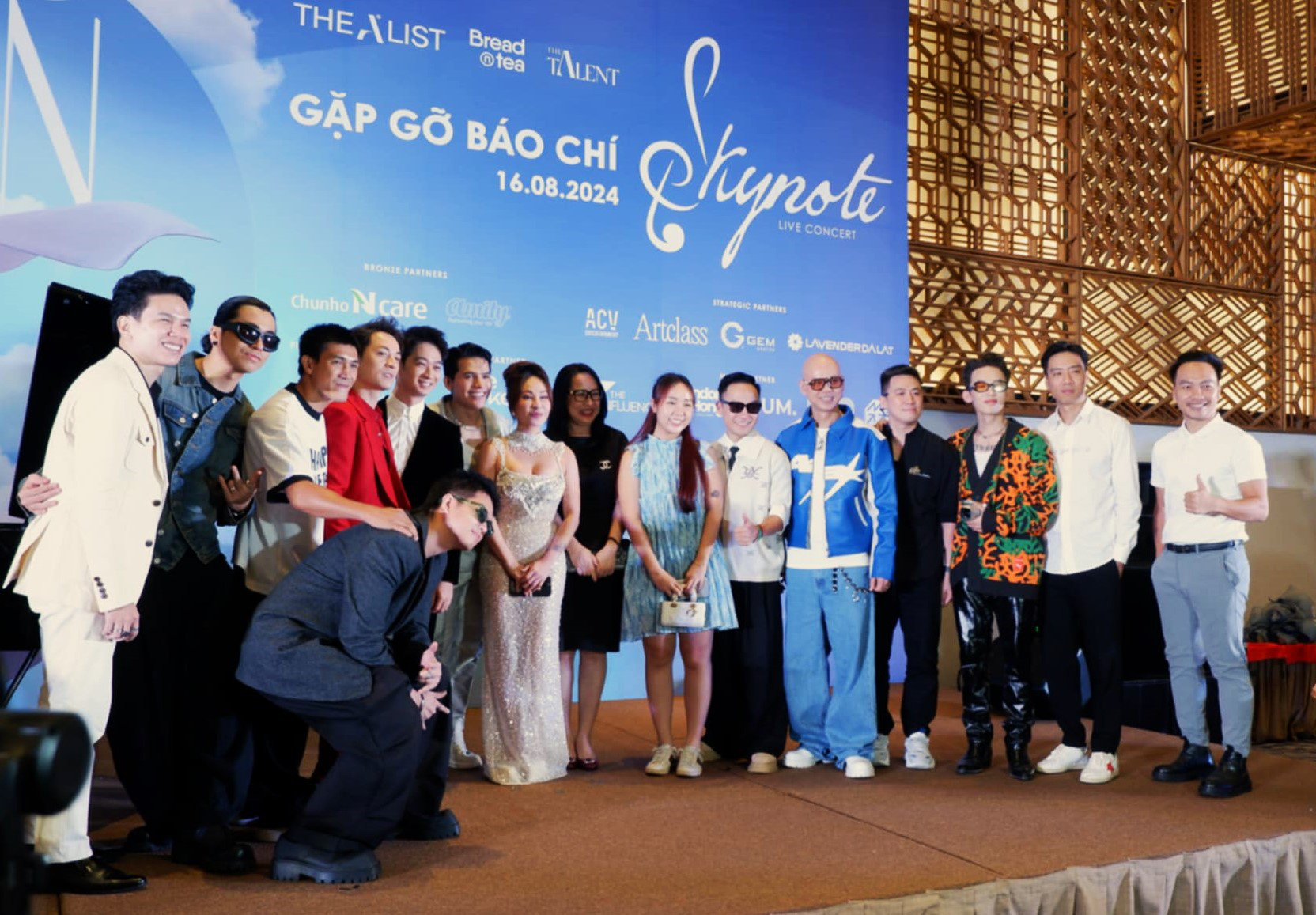 प्रेस कॉन्फ्रेंस के बाद कलाकार क्वोक थिएन के साथ स्मारिका तस्वीरें लेने के लिए रुके - फोटो: थुओंग खाई Quốc Thiên 'yêu mùa thu Hà Nội và Đà Lạt', làm concert có cả Bằng Kiều, Uyên Linh- Ảnh 3.