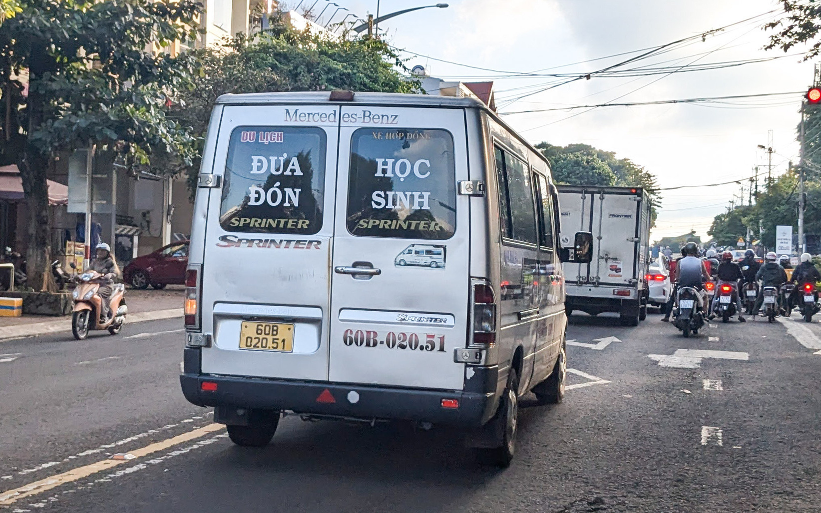 Quy định xe đưa đón học sinh có hiệu lực hơn 1 tháng, thực hiện vẫn rối - Ảnh 3.