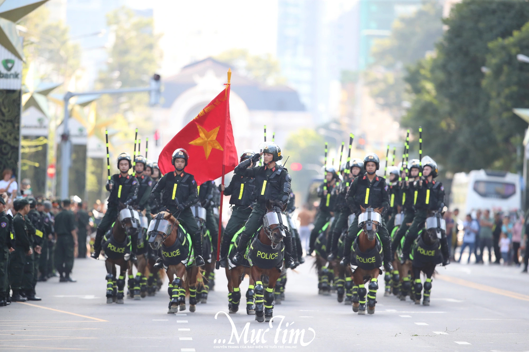 Mãn nhãn với màn diễu hành kỵ binh trên đường phố TP.HCM- Ảnh 1.