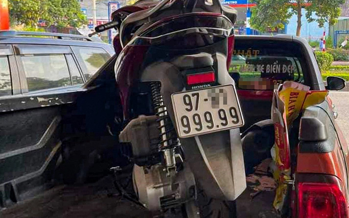 Công an tỉnh vào cuộc vụ Huấn Hoa Hồng tranh chấp biển số ngũ quý 9- Ảnh 2. Công an tỉnh vào cuộc vụ Huấn Hoa Hồng tranh chấp biển số ngũ quý 9- Ảnh 2.