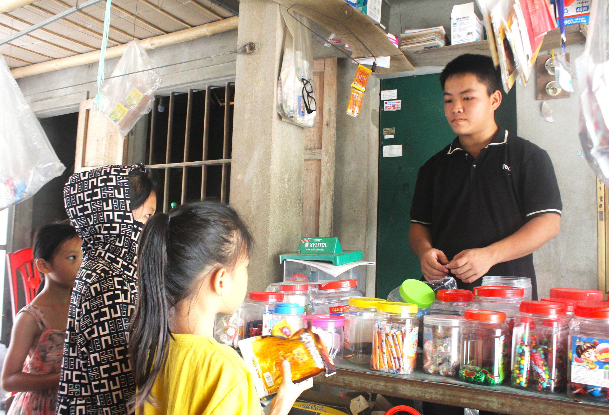 Bố tàn tật, mẹ ung thư, hai chị em cùng trúng tuyển, lo lắng gấp đôi - Ảnh 4.