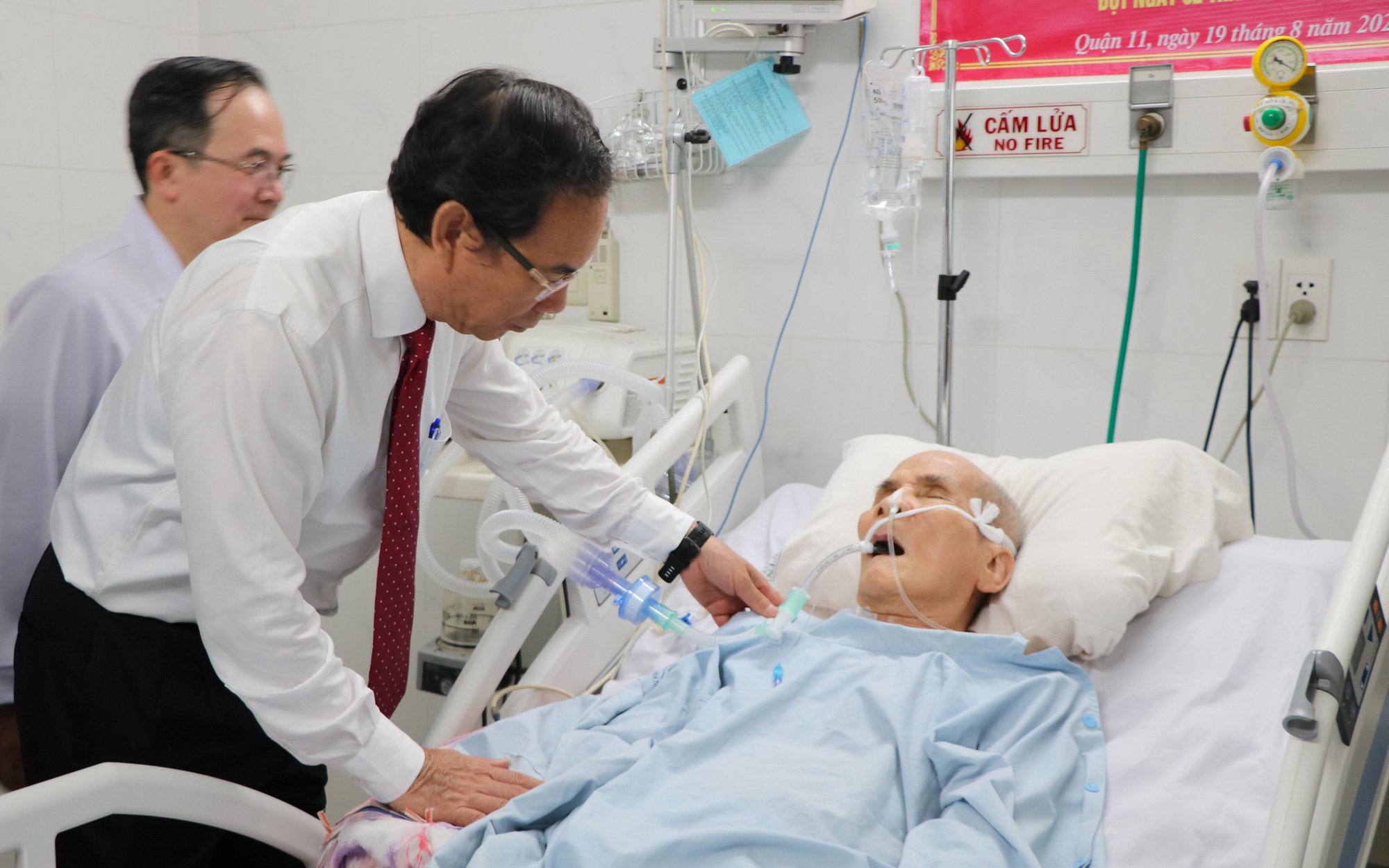 Lãnh đạo Thành ủy TP.HCM trao huy hiệu 80 năm tuổi Đảng cho ông Hoàng Dũng  - Ảnh 3.