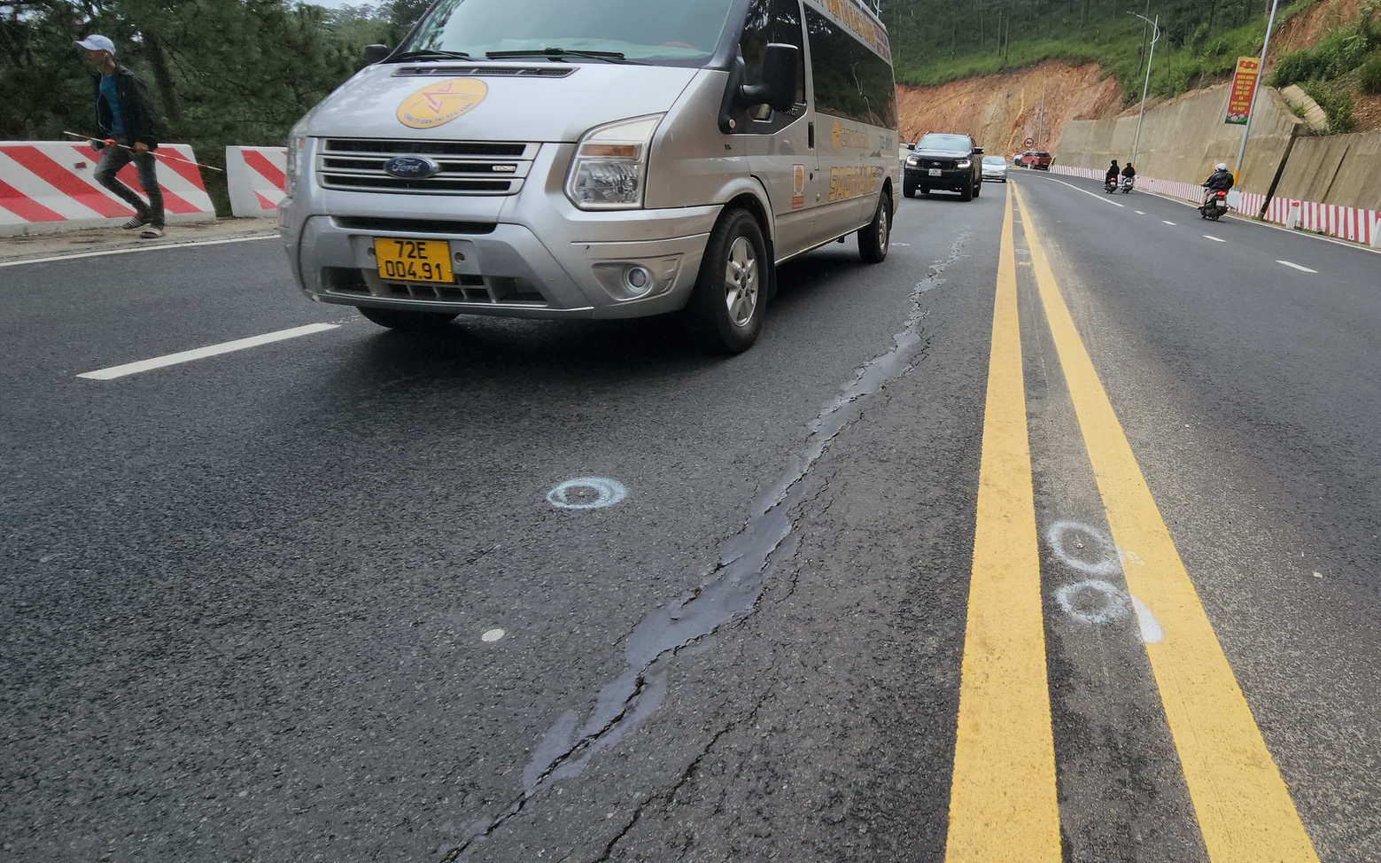 Phân luồng giao thông để sửa đèo Prenn Đà Lạt- Ảnh 2. Quan trắc liên tục đèo Prenn Đà Lạt tìm nguyên nhân nứt đất