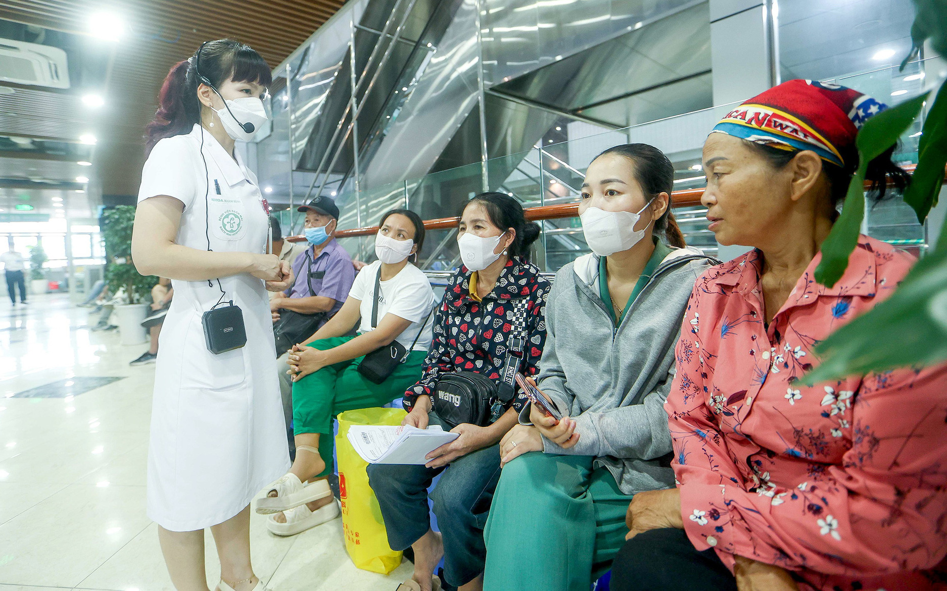 Bao giờ đỡ cảnh nửa đêm chờ khám bệnh?- Ảnh 2. Bệnh viện phải khám ban đêm, lối ra nào giảm quá tải?
