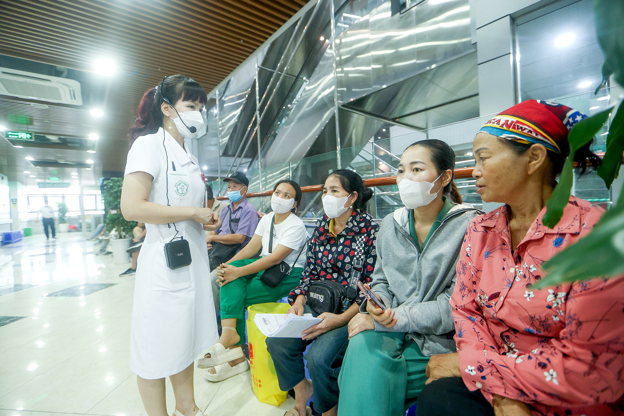 Bệnh viện phải khám ban đêm, lối ra nào giảm quá tải?- Ảnh 1. Bệnh viện phải khám ban đêm, lối ra nào giảm quá tải?- Ảnh 1.