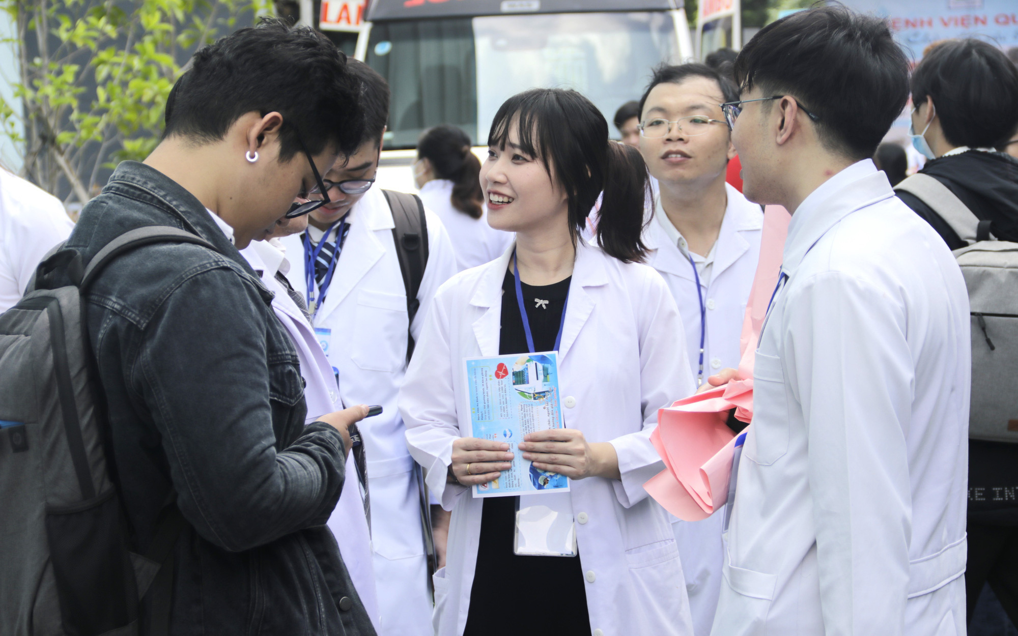 Nhiều trung tâm y tế ở TP.HCM 'trắng tay' trong tuyển dụng bác sĩ, tại sao?- Ảnh 2. 143 bác sĩ được tuyển dụng tại TP.HCM trong ngày hội việc làm lần 2