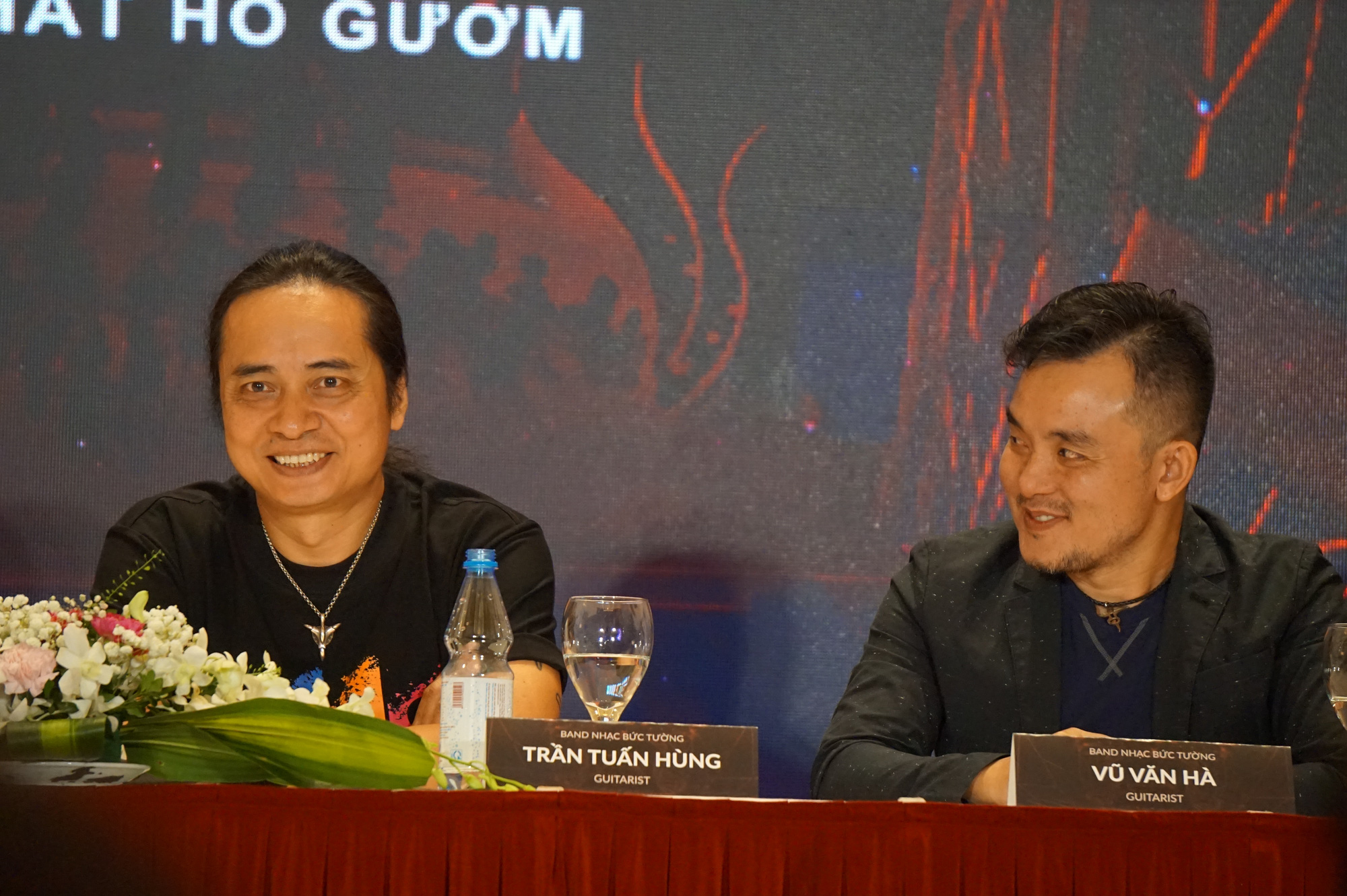 Kapela The Wall odehrála svůj první živý koncert v divadle - Foto 1. Ban nhạc Bức Tường lần đầu làm live show trong nhà hát - Ảnh 1.