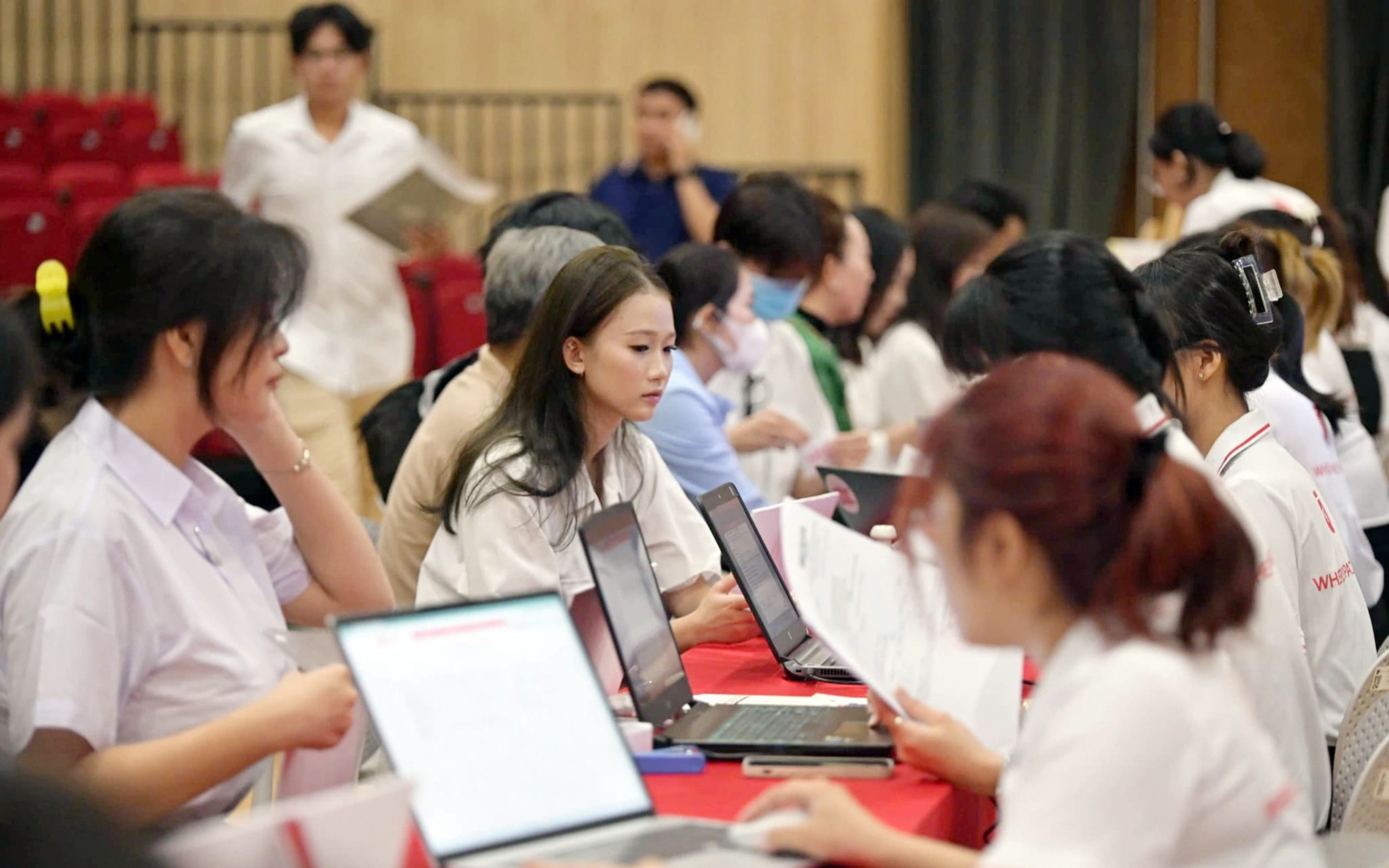 Chủ tịch Phan Văn Mãi: Mở rộng cho sinh viên các tỉnh vay vốn học tập tại TP.HCM - Ảnh 4.