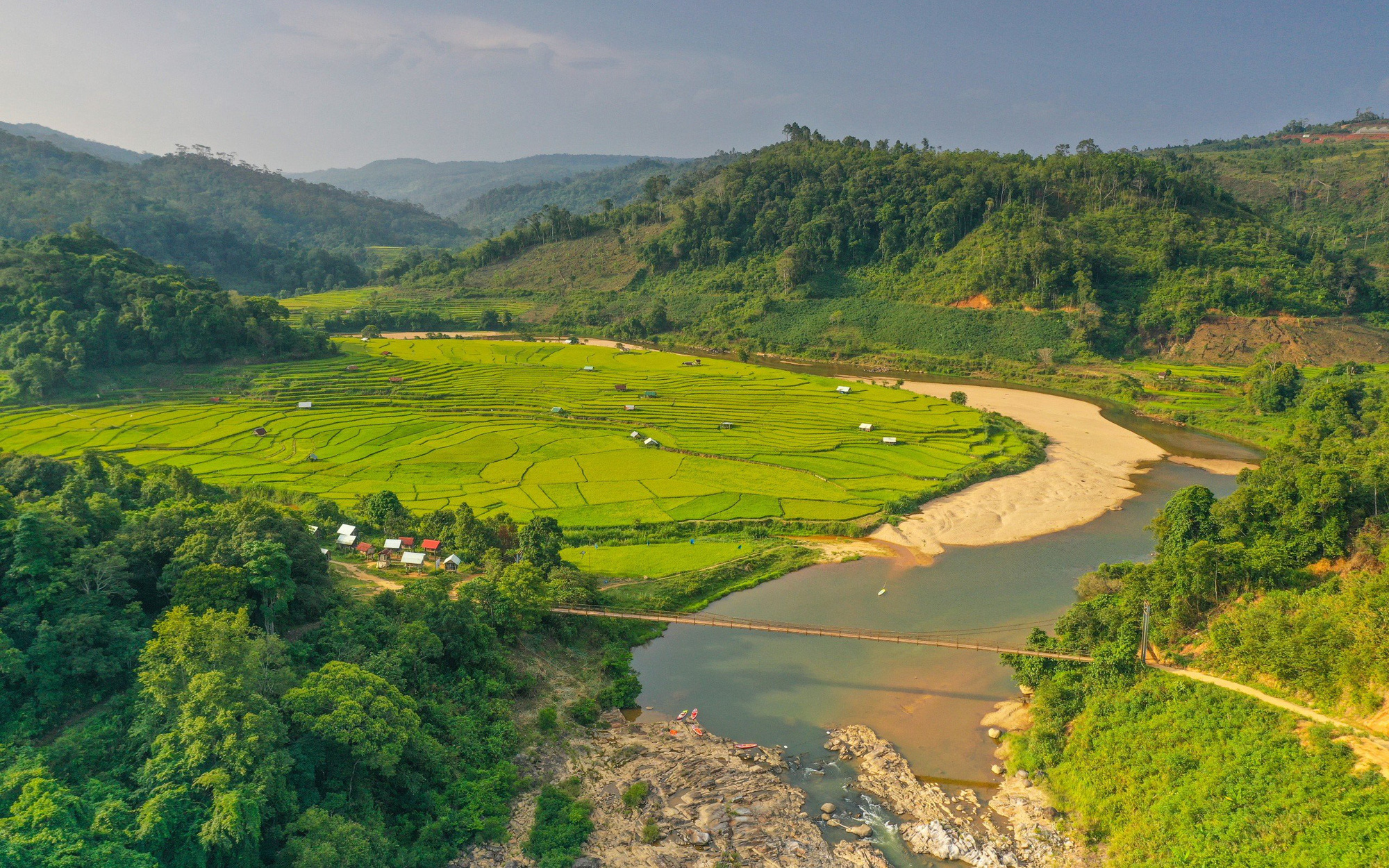 Sạt lở núi, hàng chục tảng đá lăn xuống làng sau những trận động đất phía Kon Tum - Ảnh 6.