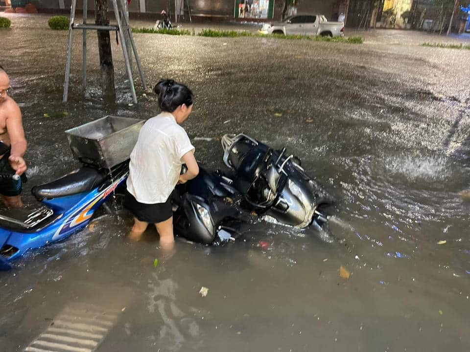 Hà Nội, Thái Nguyên mưa to, ô tô bị cuốn trôi hàng chục mét - Ảnh 2.