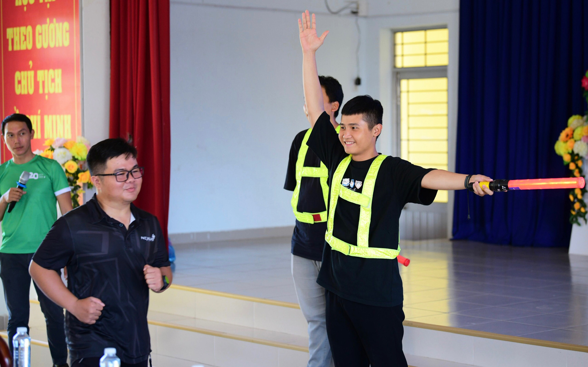 Runner tranh thủ đổi bib ngay tại trụ sở Coteccons- Ảnh 4. Runner tranh thủ đổi bib ngay tại trụ sở Coteccons- Ảnh 4.
