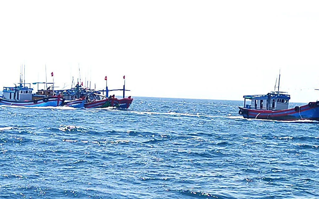 Cứu 5 ngư dân bị chìm tàu khi đánh cá trên biển - Ảnh 4.