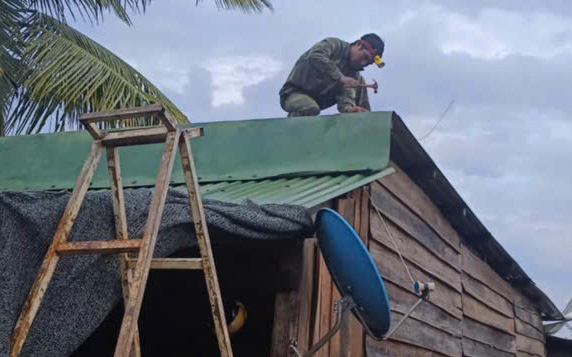 Mưa bão kèm theo dông lốc làm sập và tốc mái 10 căn nhà - Ảnh 4.