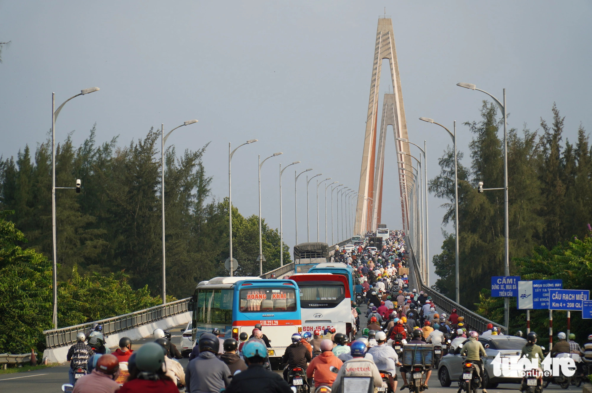 Tai nạn trên cầu Rạch Miễu, một thiếu niên thiệt mạng, kẹt cả phà lẫn cầu- Ảnh 5.