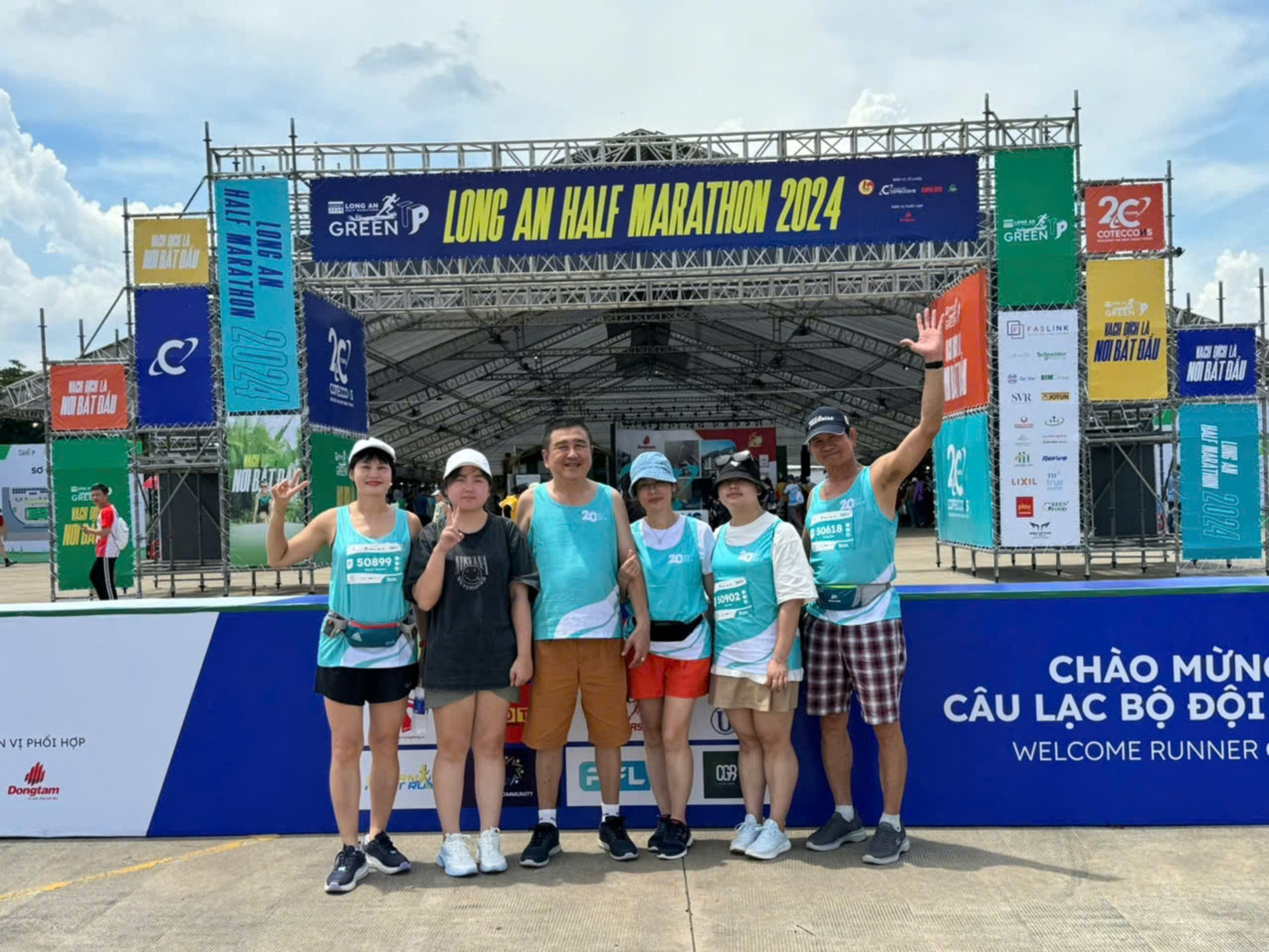 Mặc kệ nắng nóng, các runner tưng bừng xuất phát tại GreenUP Marathon - Ảnh 4.