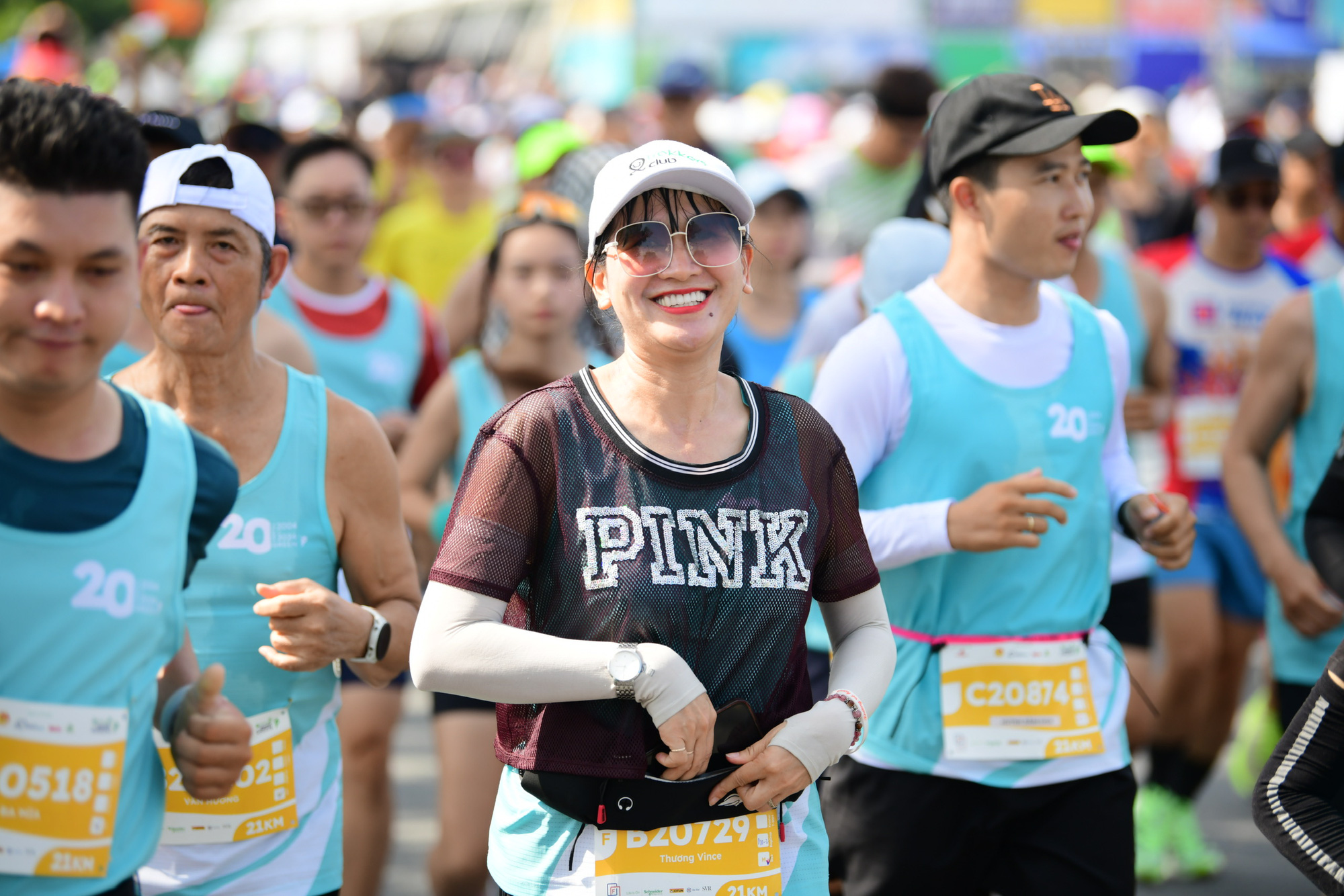 Mặc kệ nắng nóng, các runner tưng bừng xuất phát tại GreenUP Marathon - Ảnh 10.