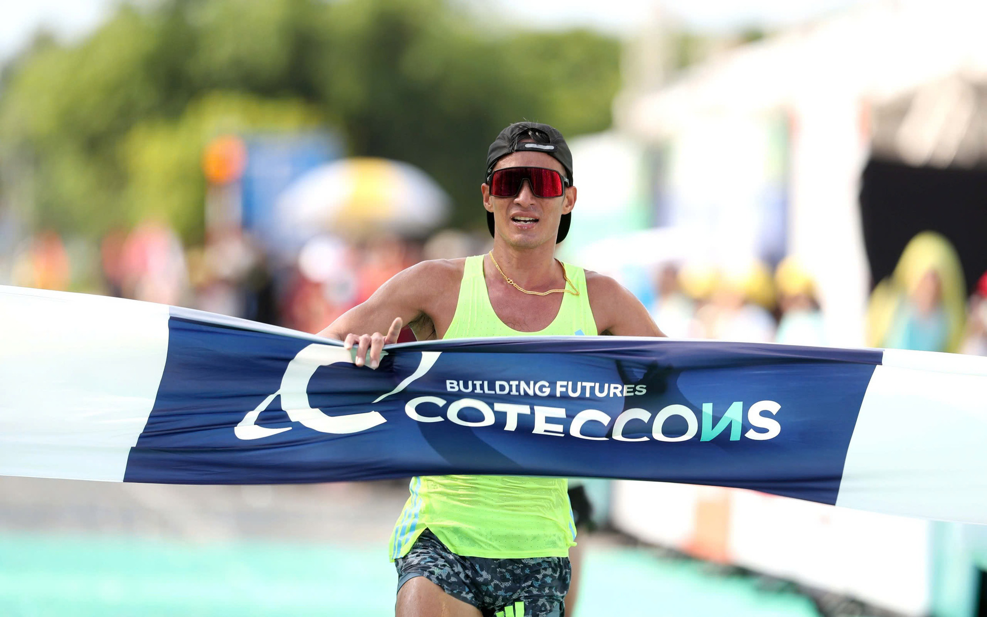 Người dân tưới nước, làm mát cho các runner ở GreenUP Marathon - Long An Half Marathon 2024- Ảnh 11. Người dân tưới nước, làm mát cho các runner ở GreenUP Marathon - Long An Half Marathon 2024- Ảnh 11.