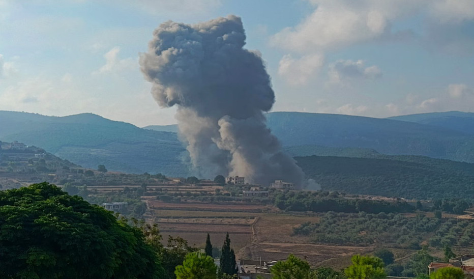 Israel tấn công 'phủ đầu' vào Lebanon, Hezbollah giội loạt rocket và tên lửa - Ảnh 3.