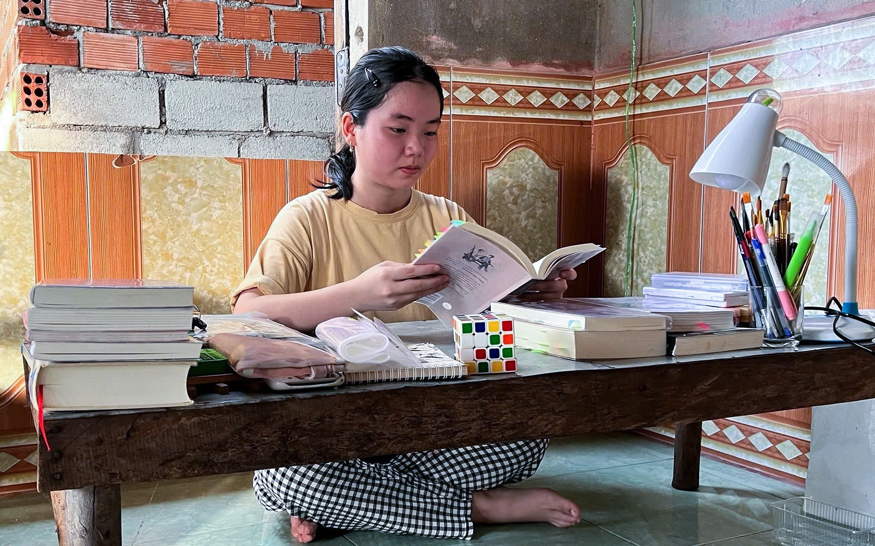 Gặp thầy hiệu trưởng bơi vào trường khi nước lũ dâng cao - Ảnh 6.