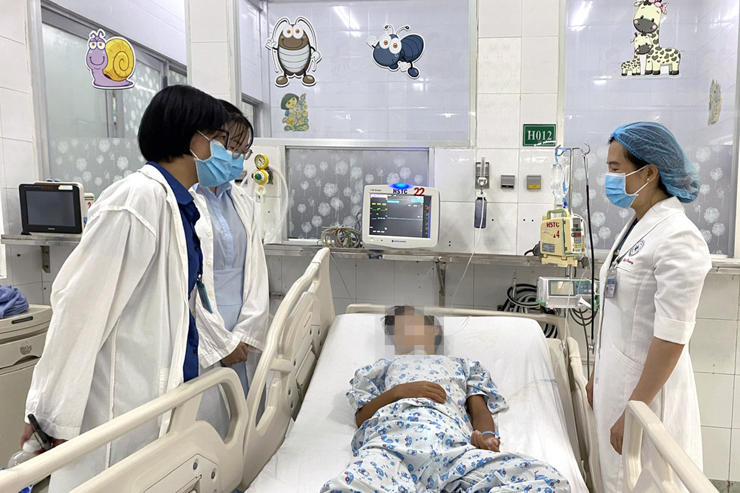'Hồi sinh' bé trai ngưng tim, ngưng thở 30 phút do bị sét đánh - Ảnh 1.