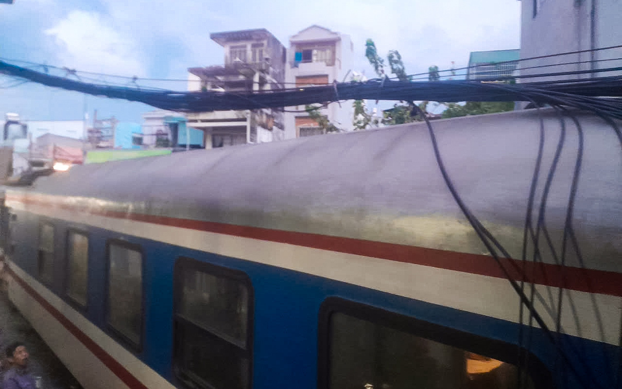 Từ vụ đoàn tàu vướng dây cáp khi về ga Sài Gòn: Còn 160 vị trí mạng nhện gây mất an toàn - Ảnh 2.