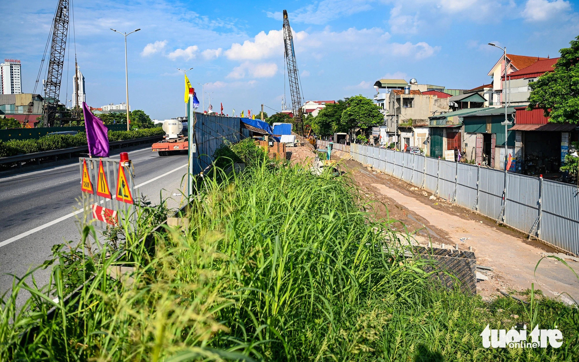 Người dân ùn ùn rời Hà Nội nghỉ Tết, cảnh sát giao thông dùng mô tô đặc chủng chống ùn tắc - Ảnh 17.