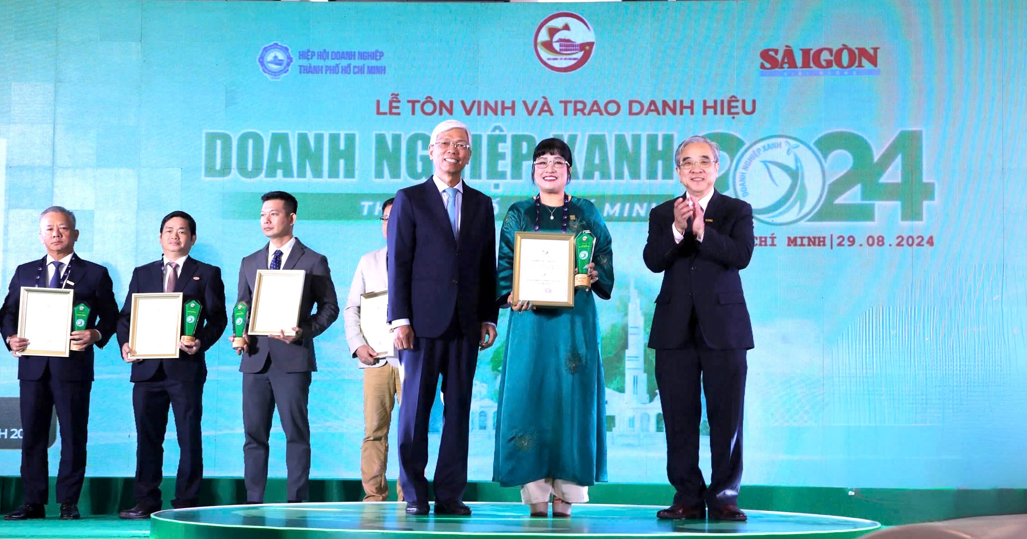 98 doanh nghiệp được trao danh hiệu Doanh nghiệp xanh TP.HCM năm 2024 - Ảnh 1.